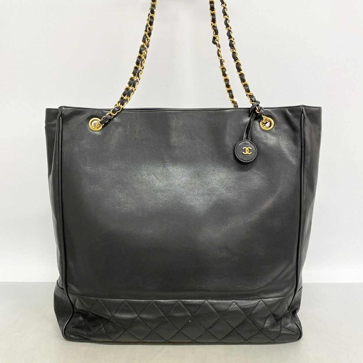 Chanel Black Leather Shoulder Bag (Pre-Owned)