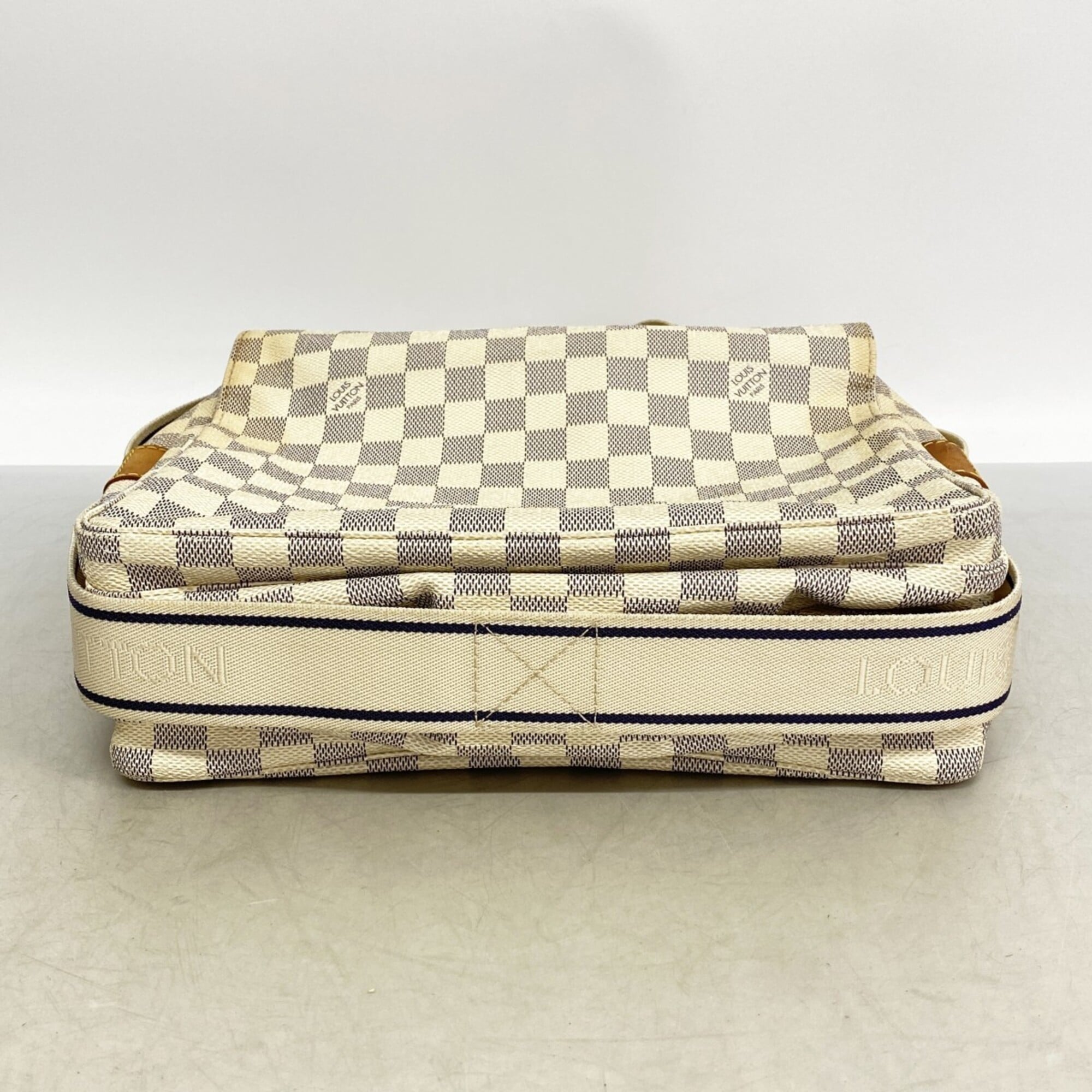 Louis Vuitton White Shoulder Bag (Pre-Owned)