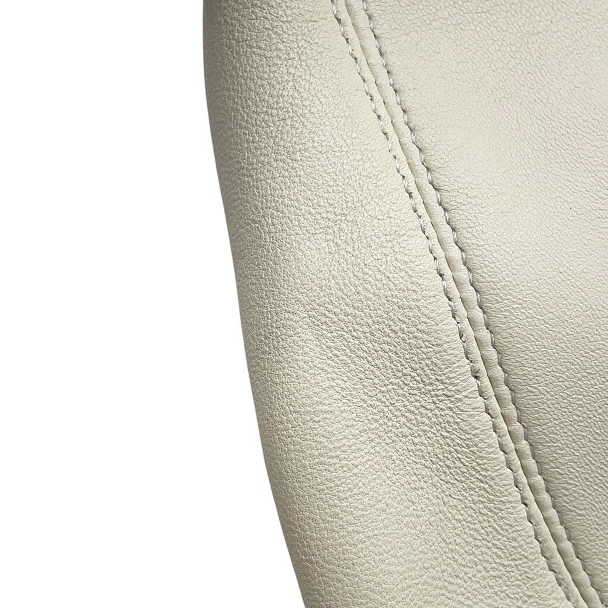 Loewe Ivory Leather Shoulder Bag (Pre-Owned)