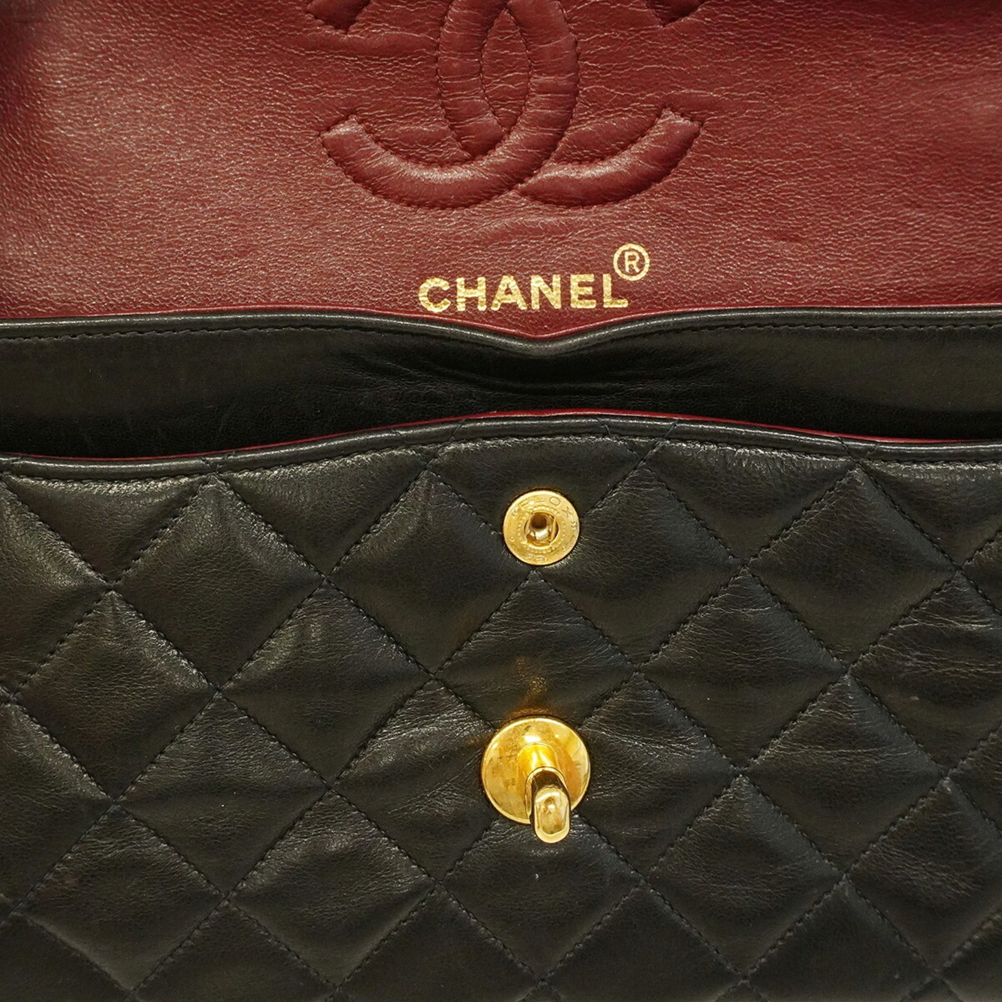 Chanel Black Leather Shoulder Bag (Pre-Owned)