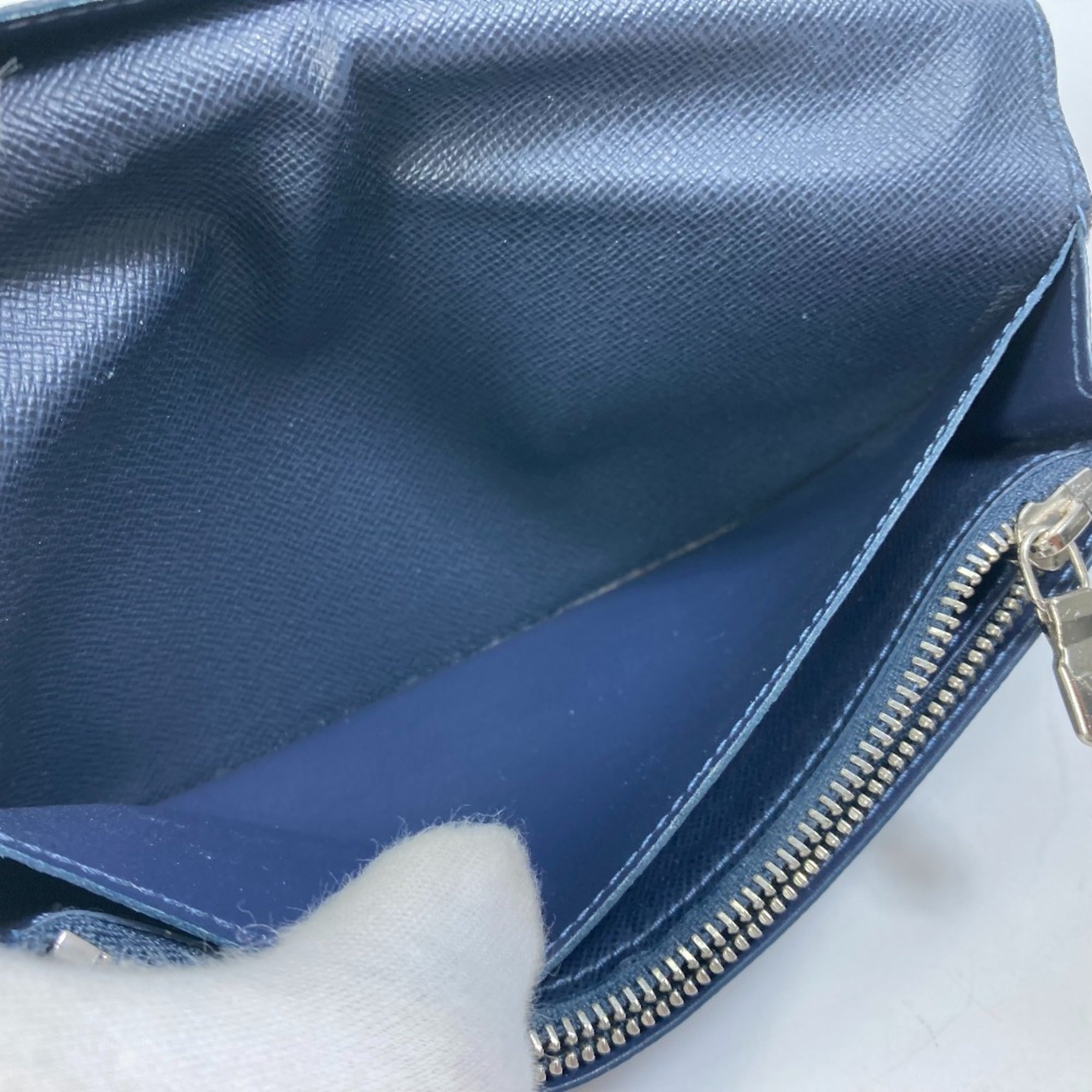Louis Vuitton Taiga Blue Navy Taiga Leather Long Wallet (Bi-Fold) (Pre-Owned)