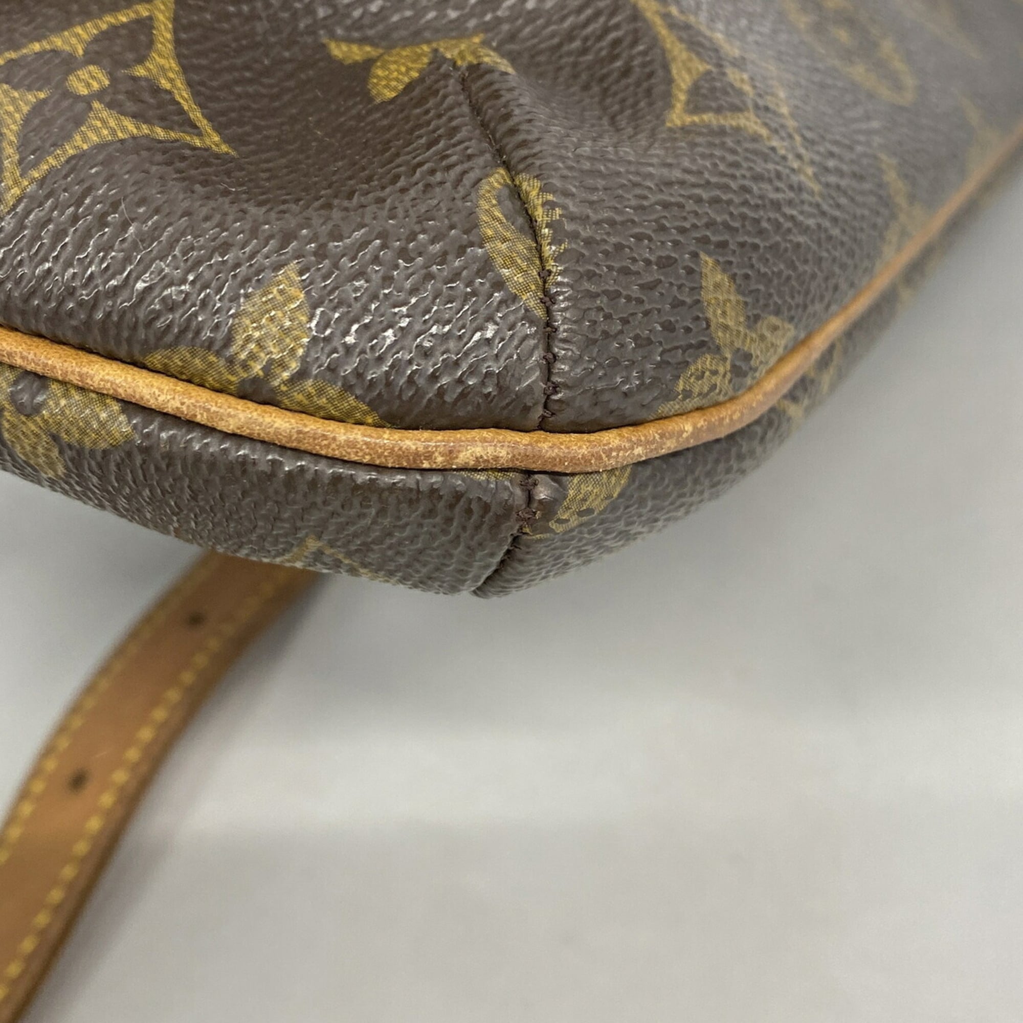Louis Vuitton Brown Shoulder Bag (Pre-Owned)