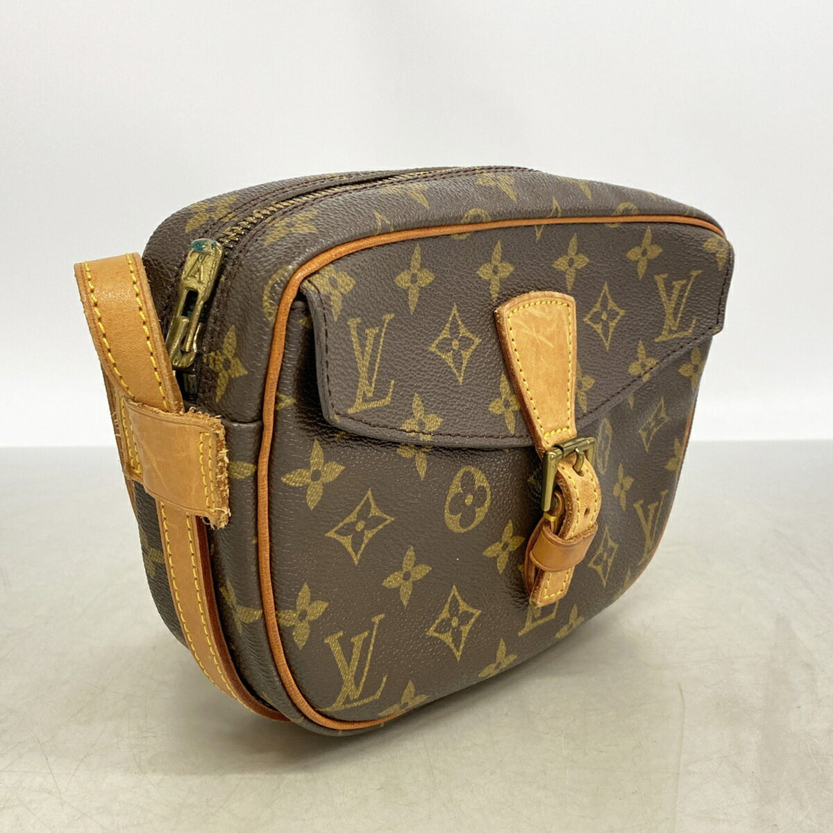 Louis Vuitton Brown Shoulder Bag (Pre-Owned)