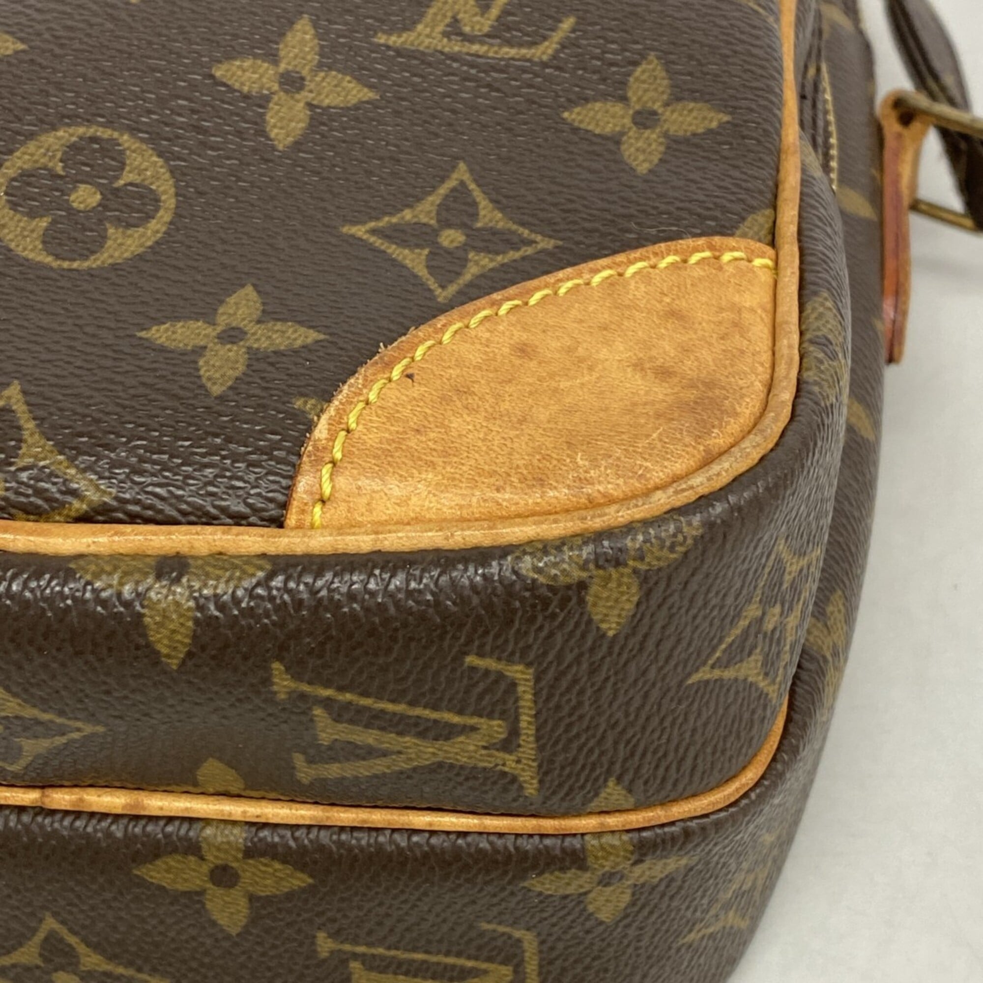 Louis Vuitton Brown Shoulder Bag (Pre-Owned)