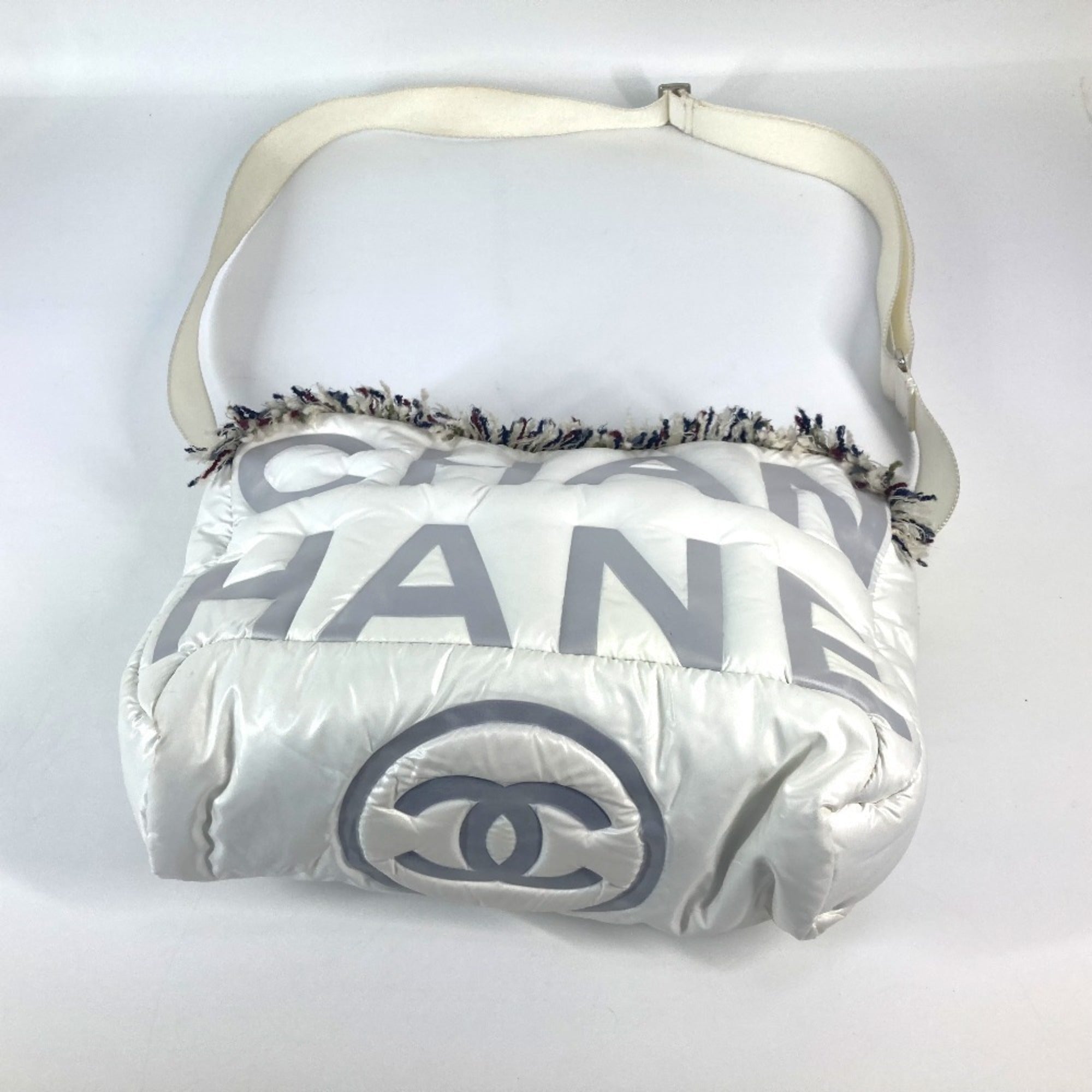 Chanel White Nylon Shoulder Bag (Pre-Owned)