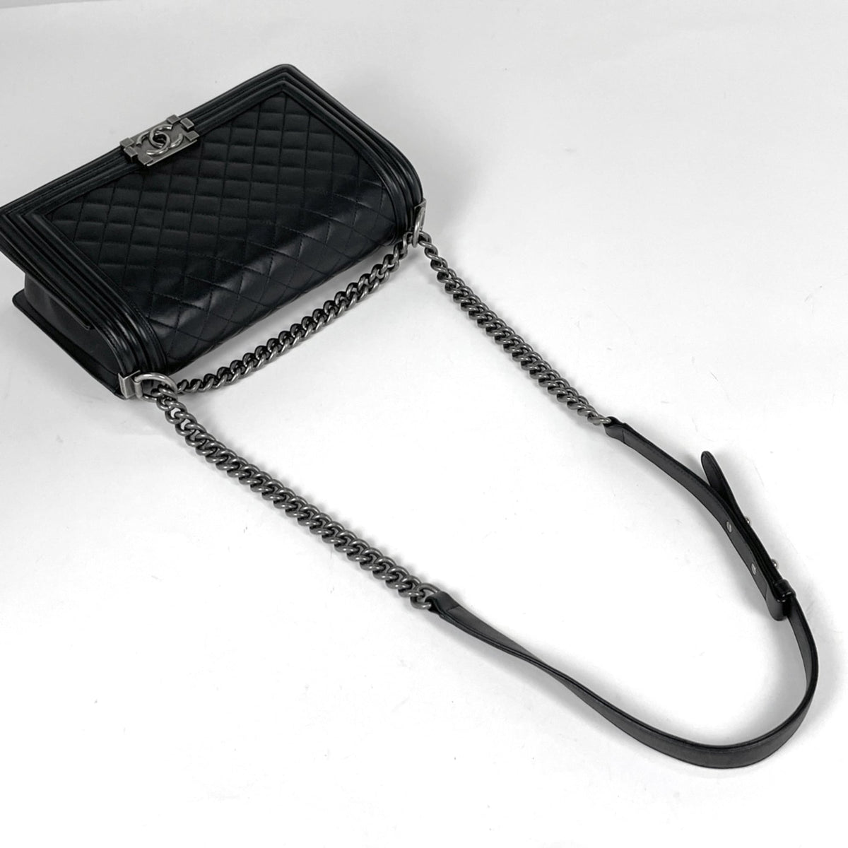Chanel Black Leather Shoulder Bag (Pre-Owned)