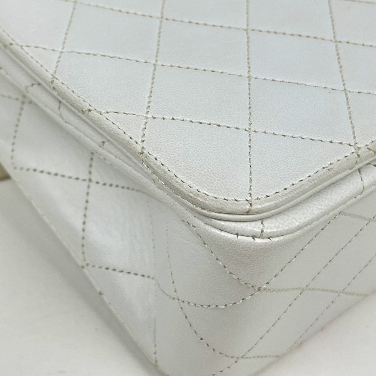 Chanel Matelasse White Leather Shoulder Bag (Pre-Owned)