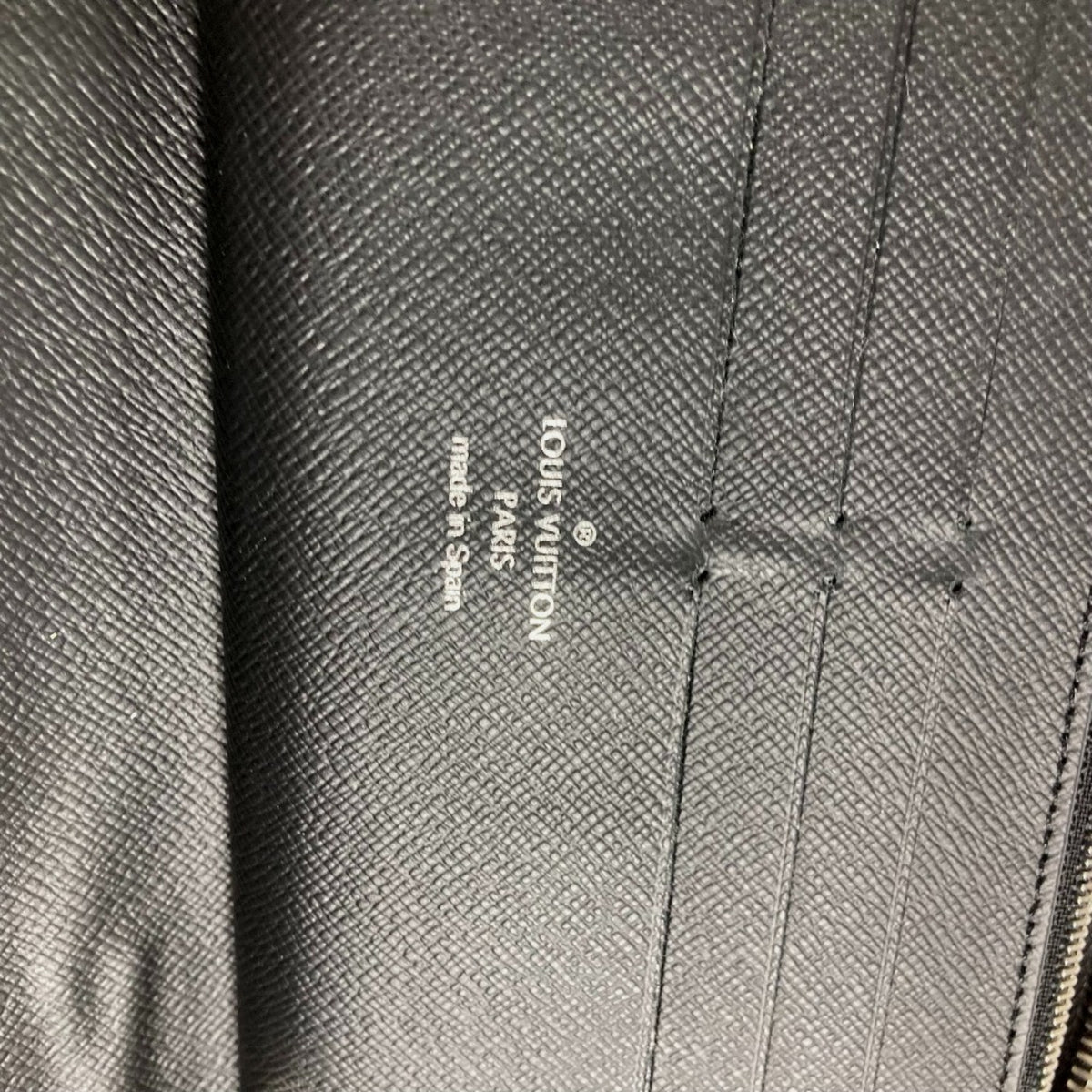 Louis Vuitton Black Taiga Leather Long Wallet (Bi-Fold) (Pre-Owned)