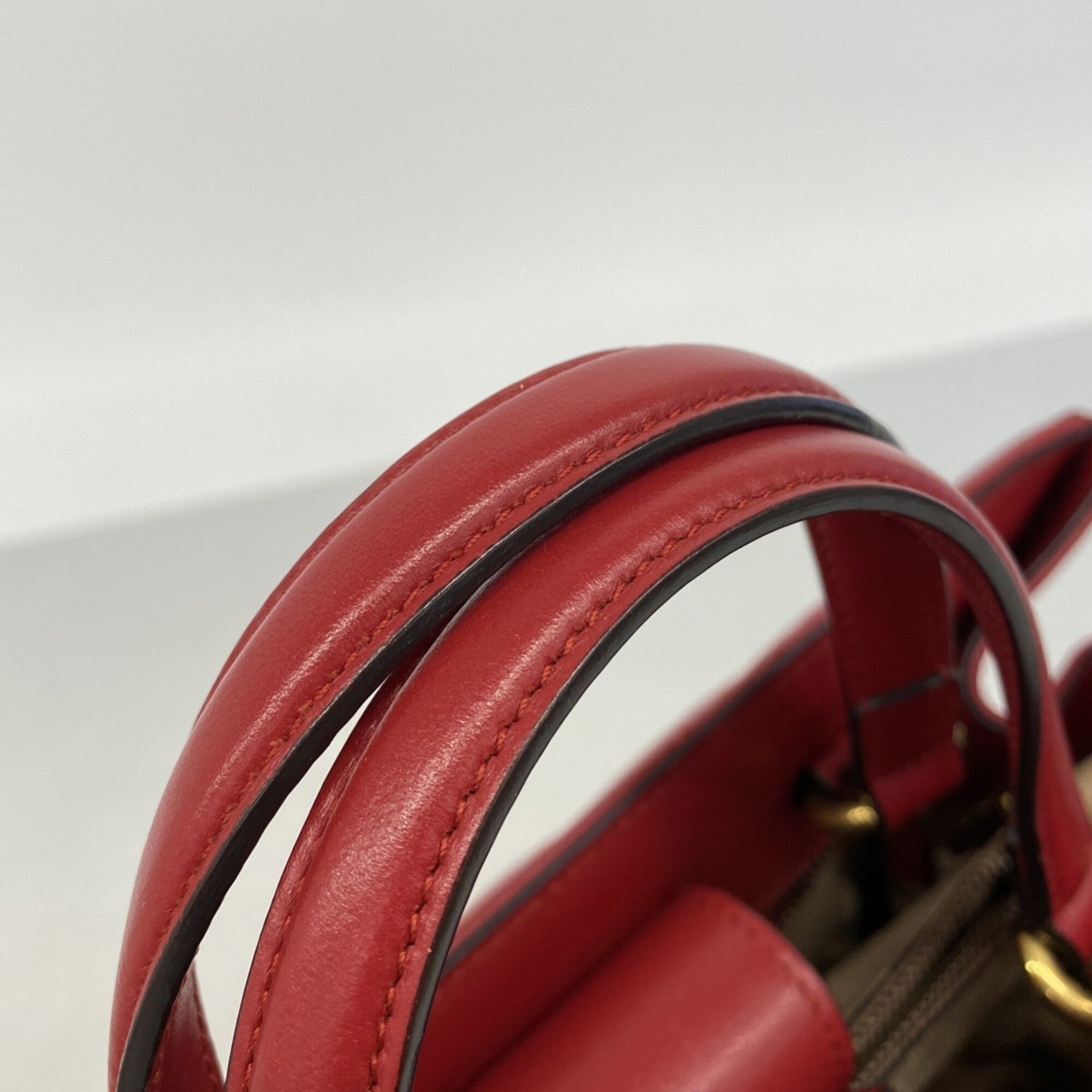 Gucci Red Color Leather Handbag (Pre-Owned)