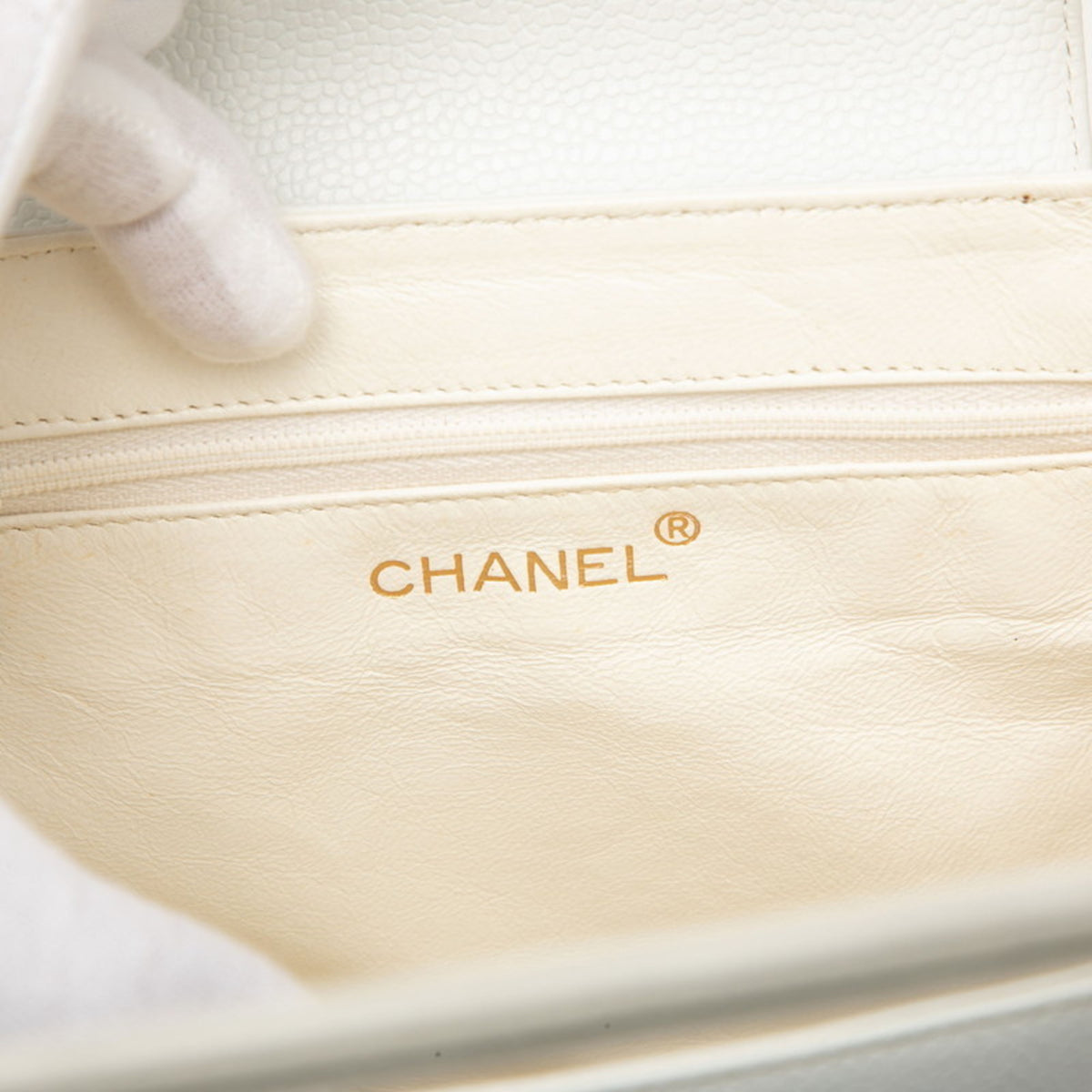 Chanel White Leather Handbag (Pre-Owned)