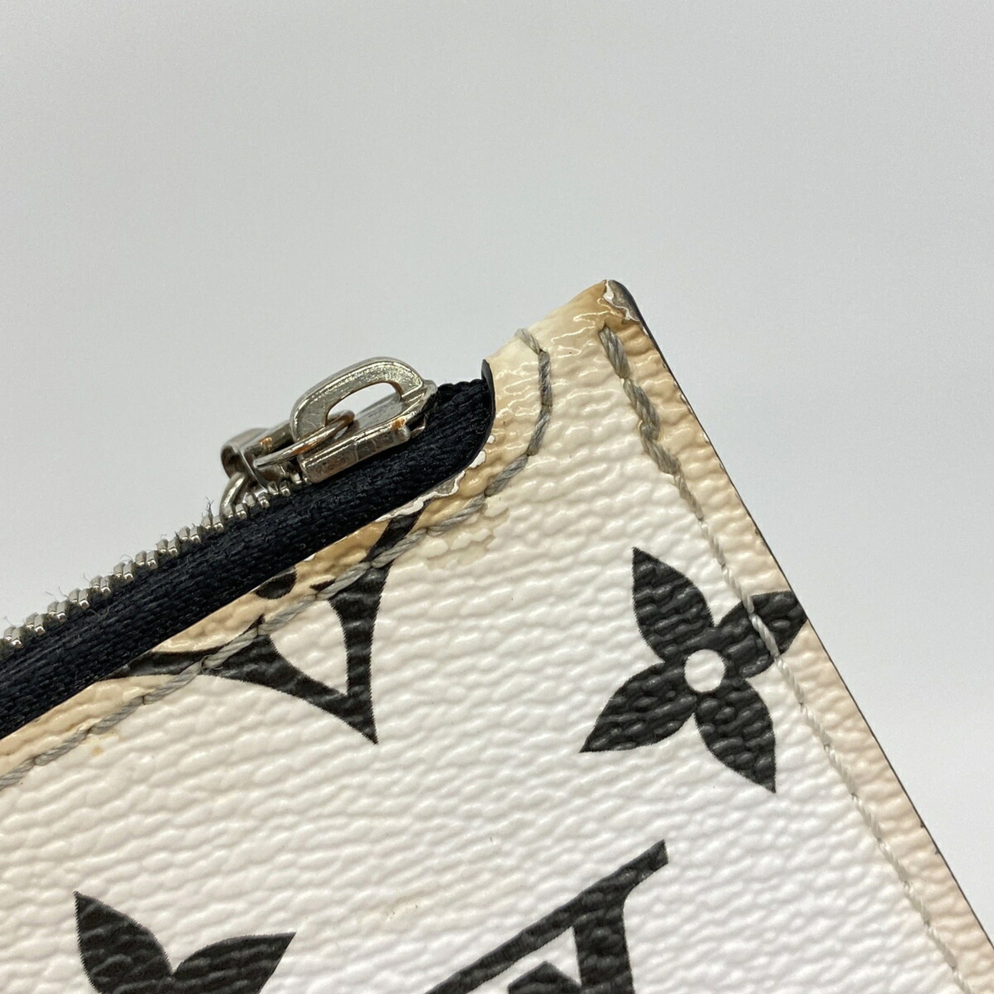 Louis Vuitton Noir Handbag (Pre-Owned)