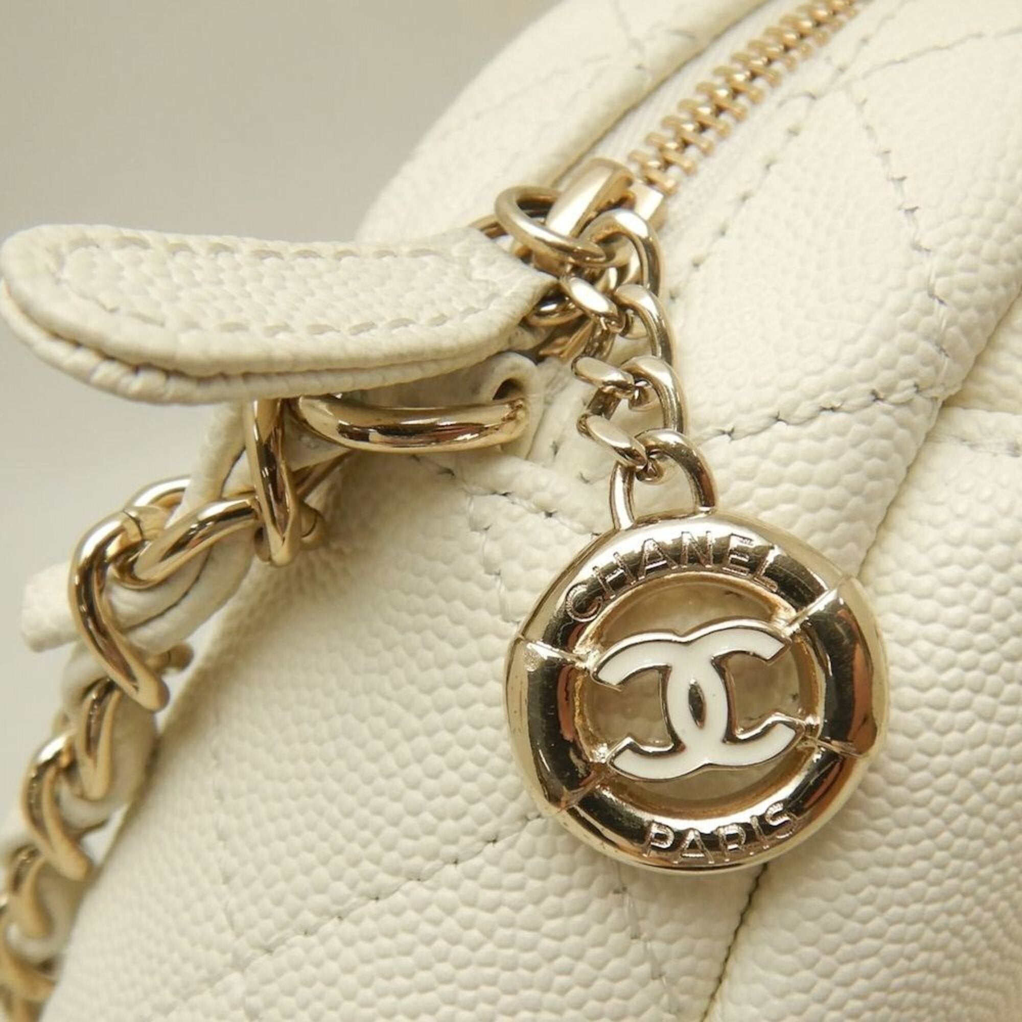 Chanel White Grained Calfskin Shoulder Bag (Pre-Owned)