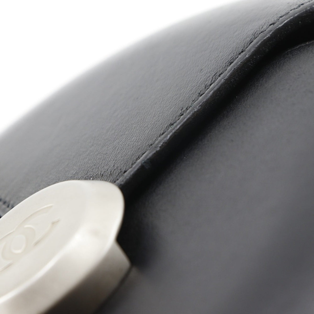 Chanel Black Leather Shoulder Bag (Pre-Owned)