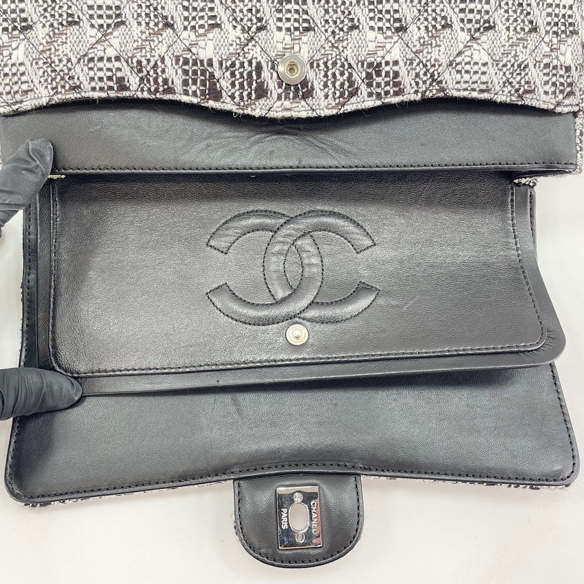 Chanel White Handbag (Pre-Owned)
