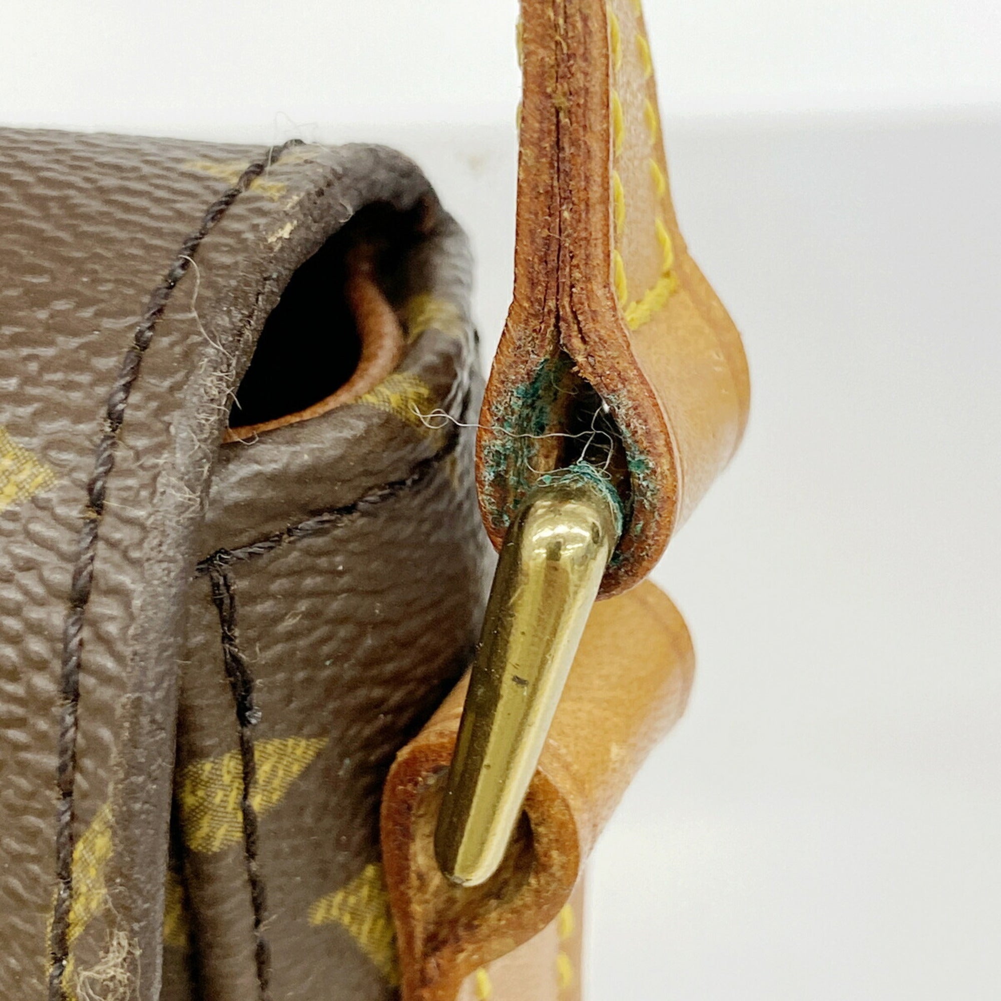 Louis Vuitton Brown Shoulder Bag (Pre-Owned)