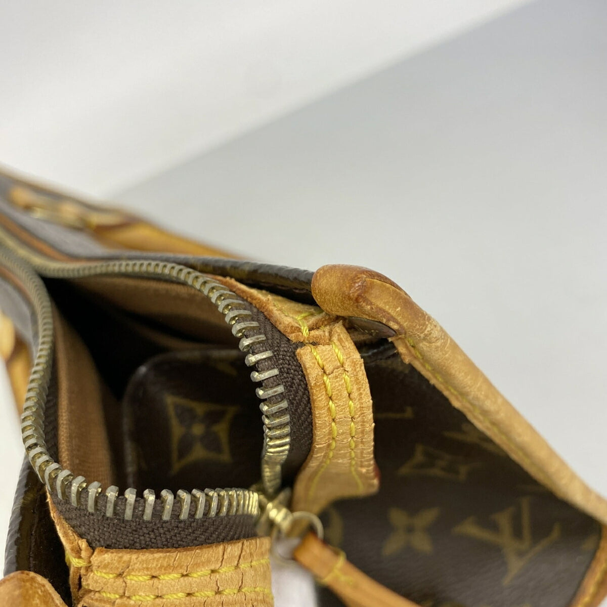Louis Vuitton Brown Handbag (Pre-Owned)