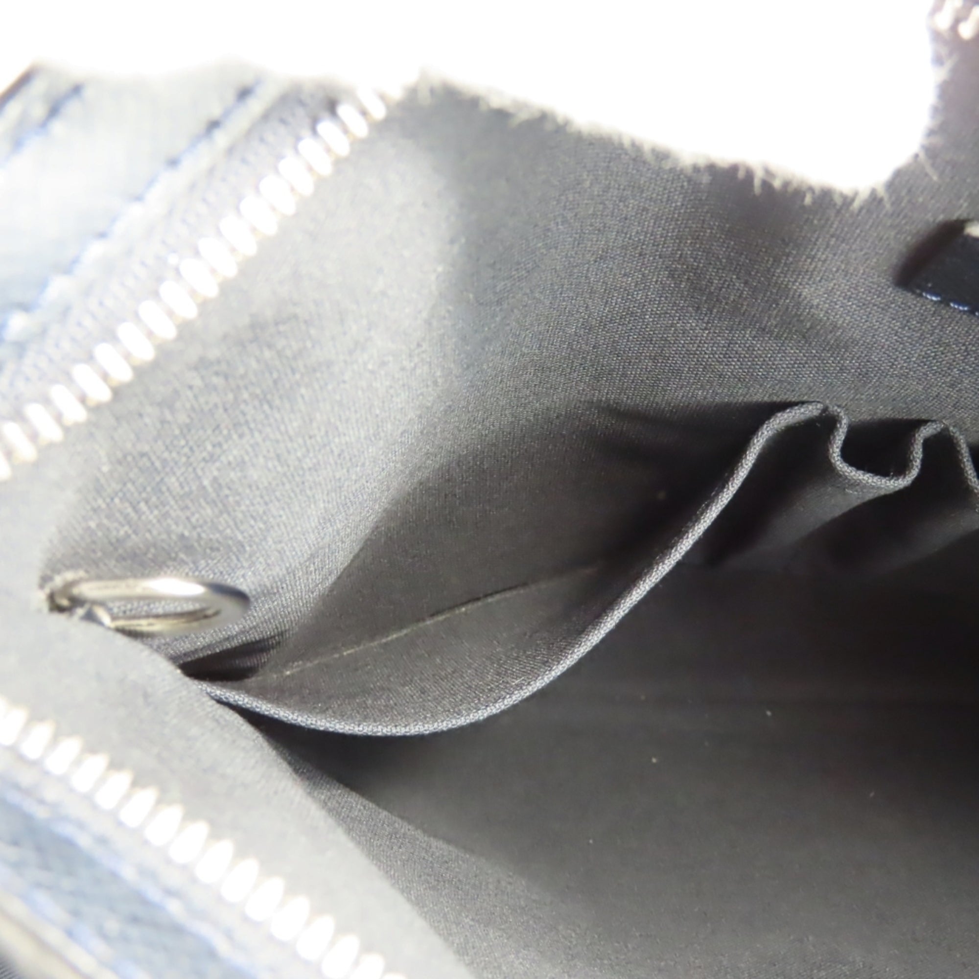 Louis Vuitton Dark Navy Taiga Leather Shoulder Bag (Pre-Owned)
