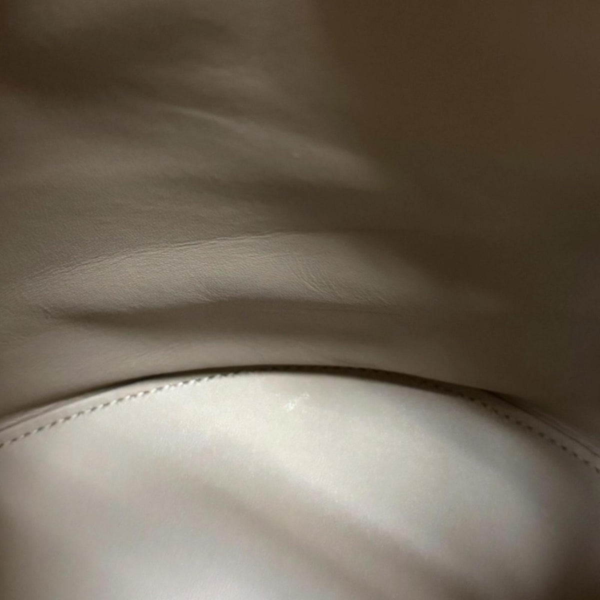 Burberry Beige Leather Shoulder Bag (Pre-Owned)