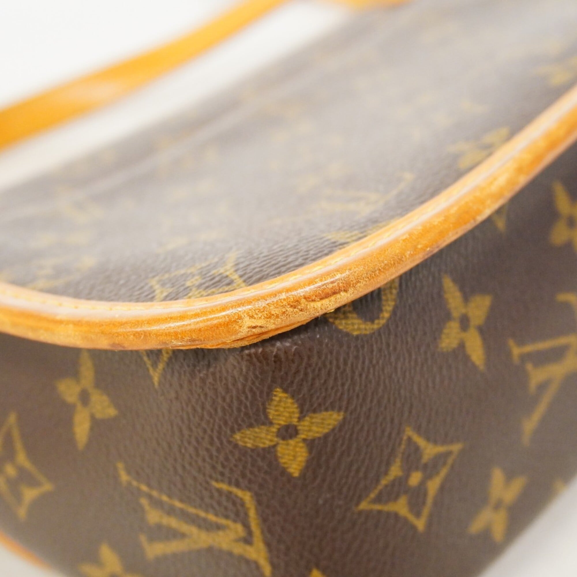 Louis Vuitton Brown Shoulder Bag (Pre-Owned)
