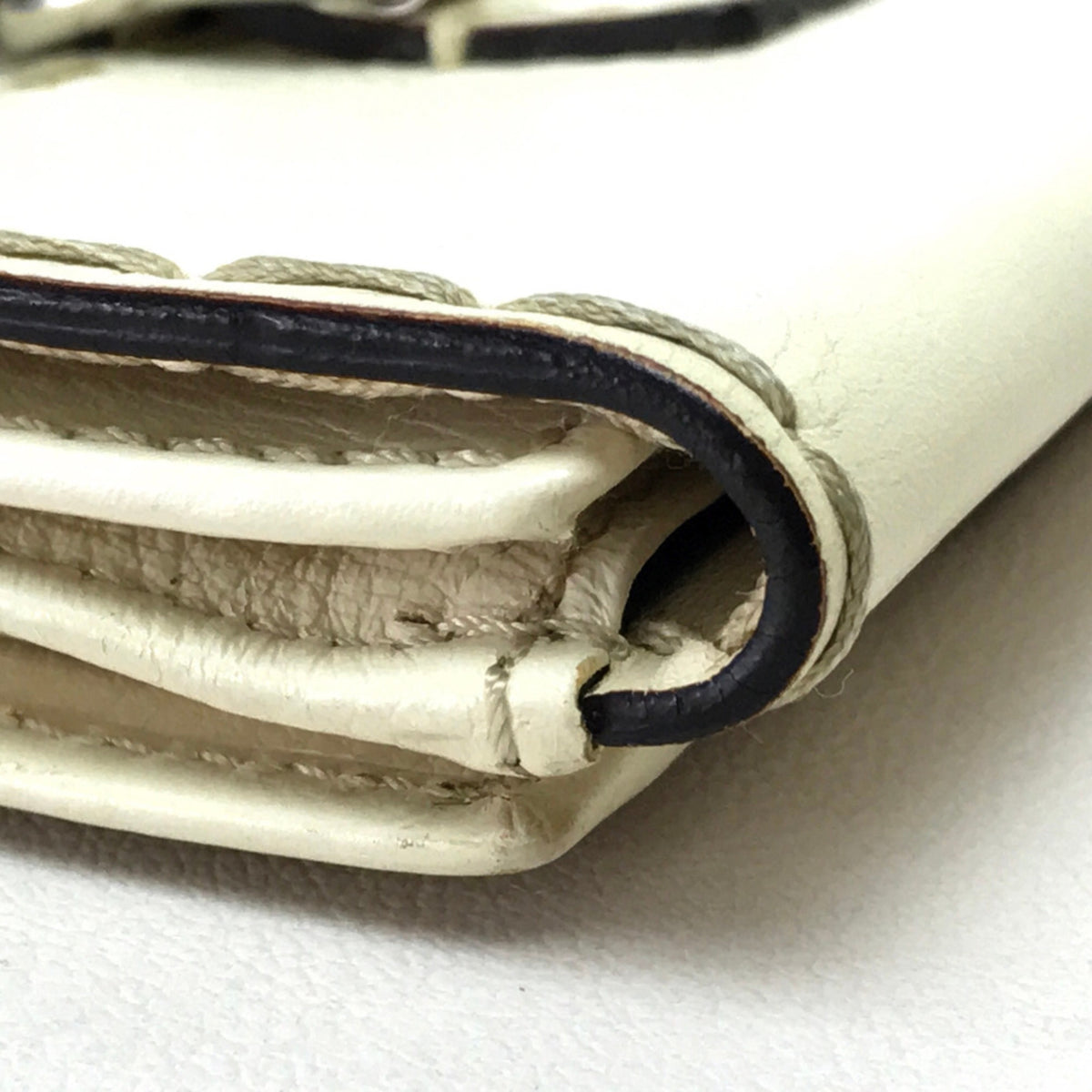 Chloé Beige Leather Wallet (Bi-Fold) (Pre-Owned)