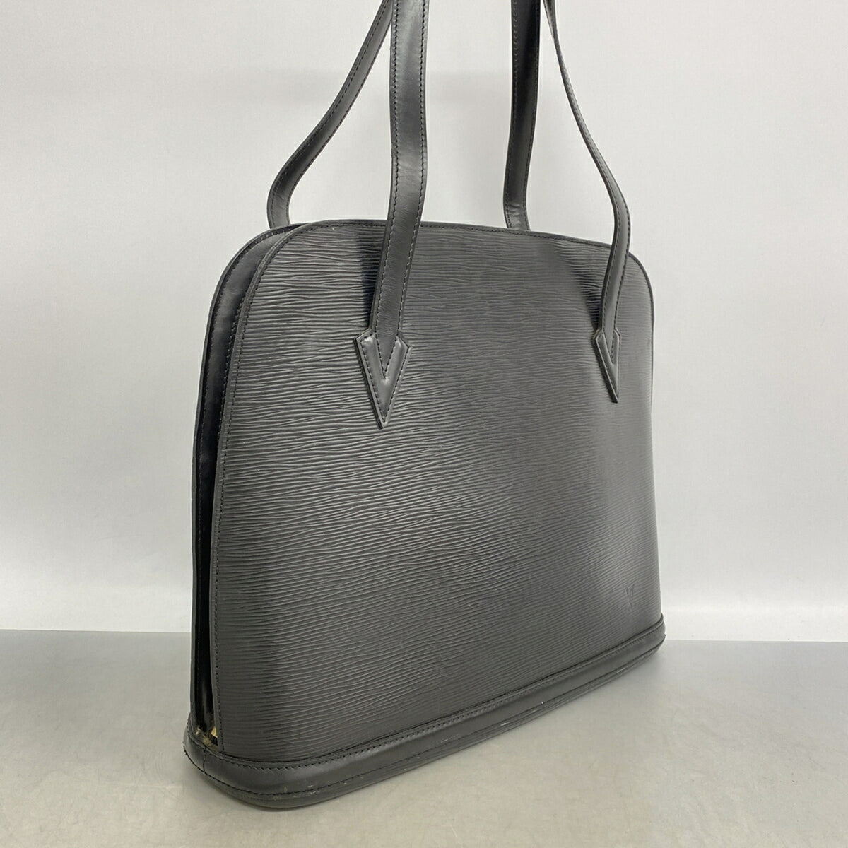 Louis Vuitton Noir Shoulder Bag (Pre-Owned)