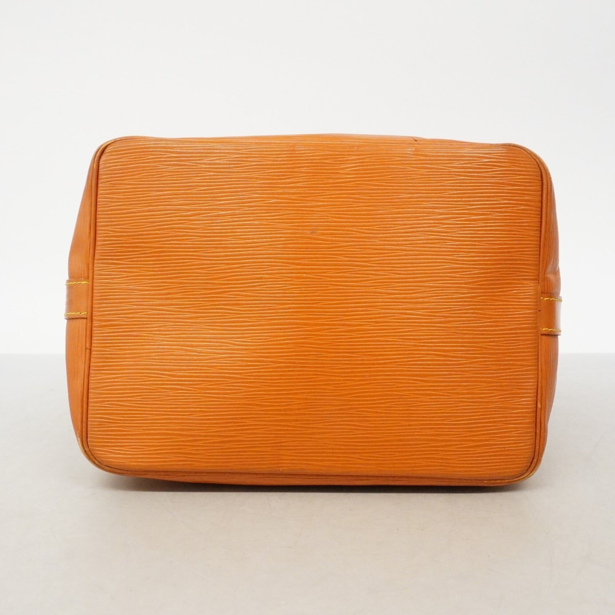 Louis Vuitton Gold Cipango Shoulder Bag (Pre-Owned)