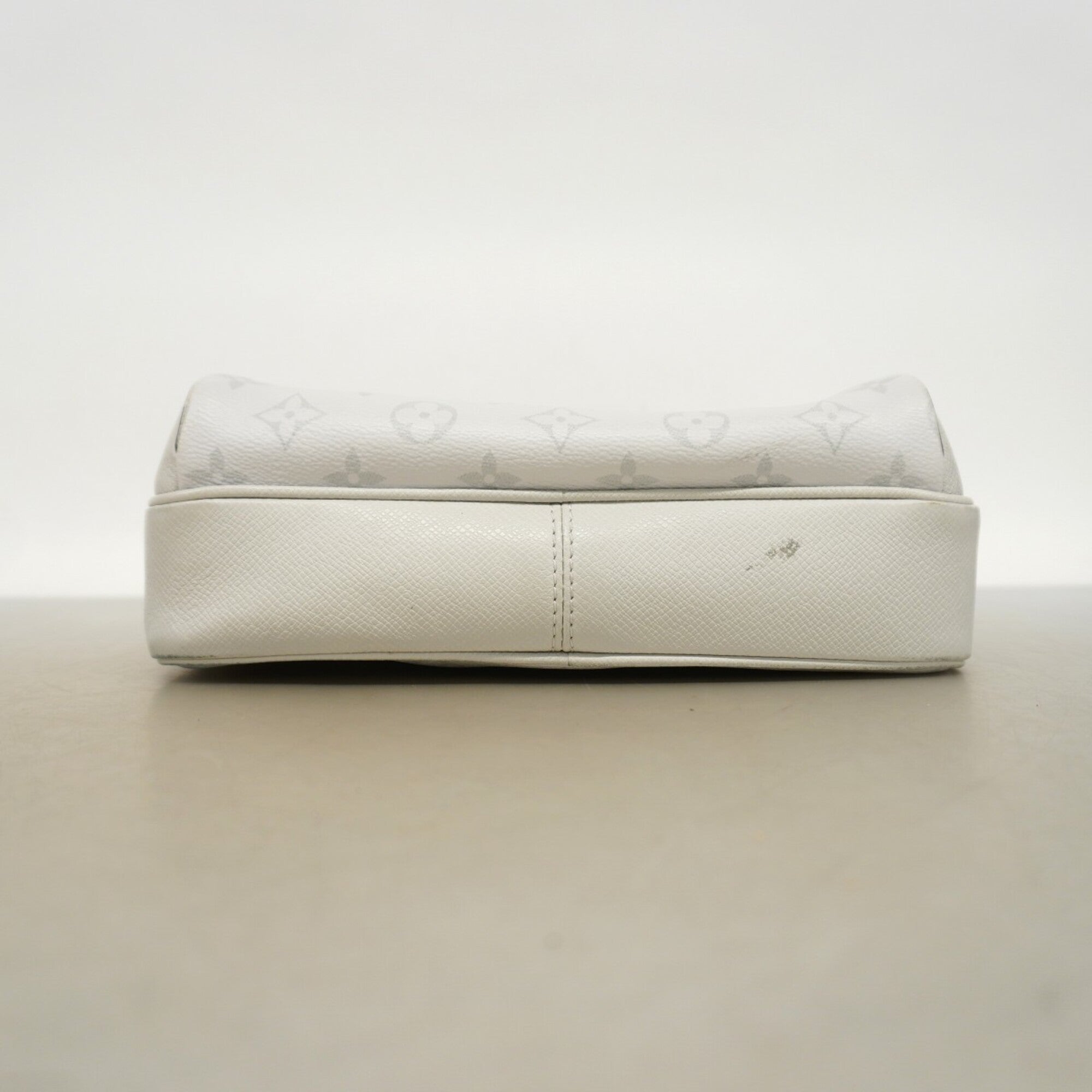 Louis Vuitton White Shoulder Bag (Pre-Owned)