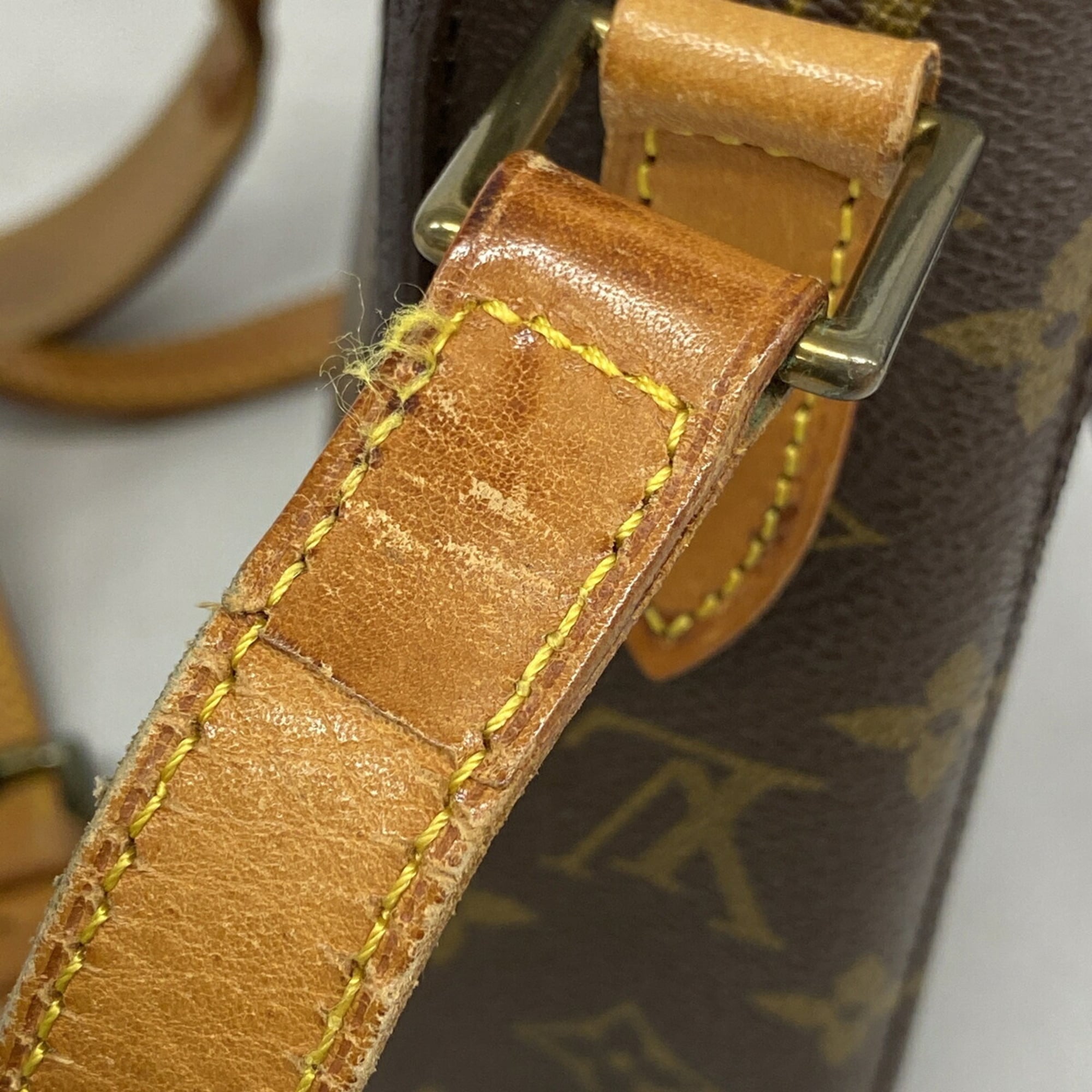 Louis Vuitton Brown Shoulder Bag (Pre-Owned)