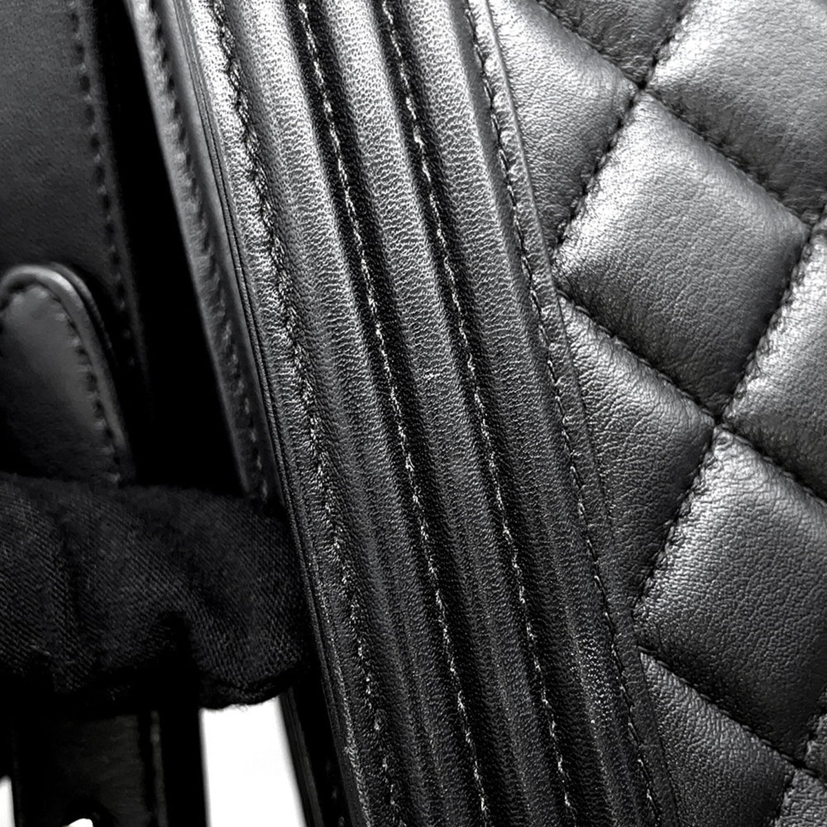 Chanel Boy Chanel Black Leather Handbag Shoulder Bag (Pre-Owned)