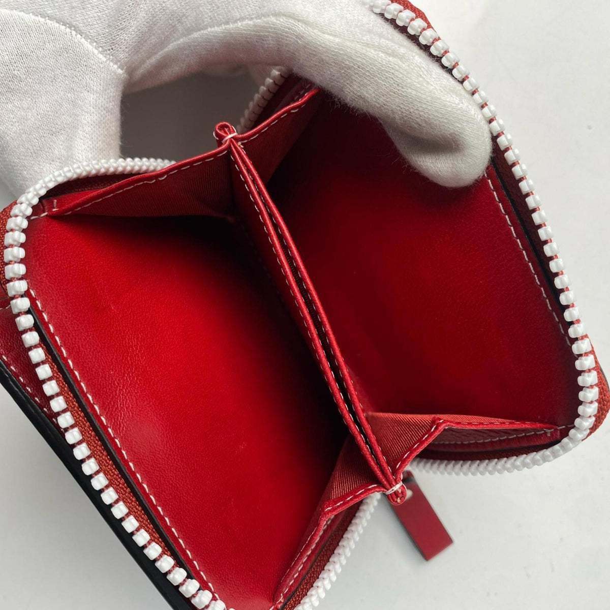 Valentino Garavani Red Color White Leather Wallet (Bi-Fold) (Pre-Owned)