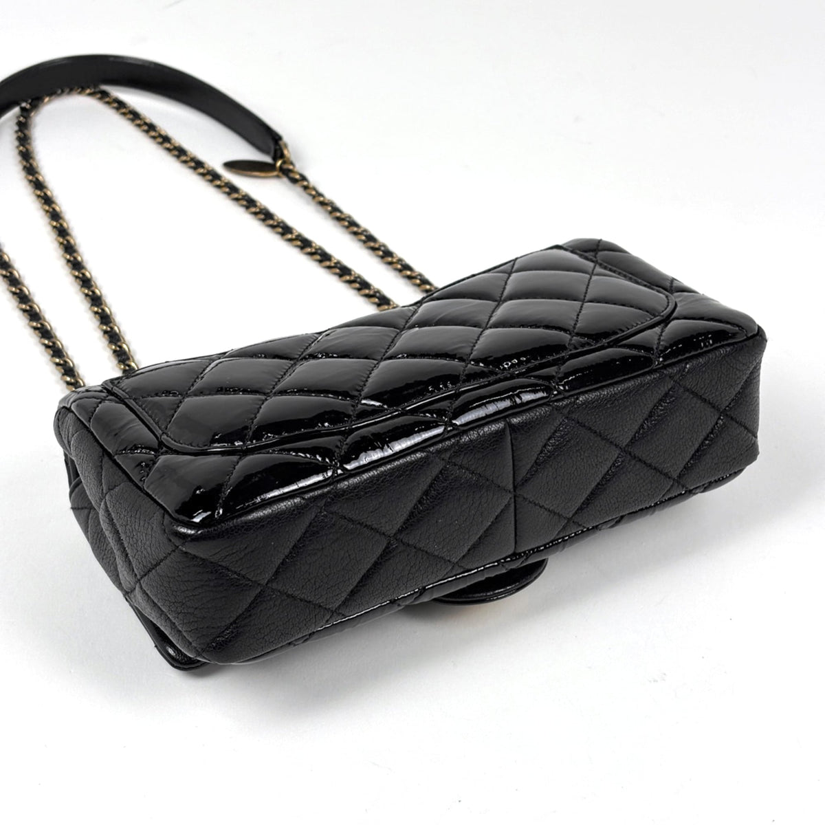 Chanel Matelasse Black Patent Leather Leather Shoulder Bag (Pre-Owned)
