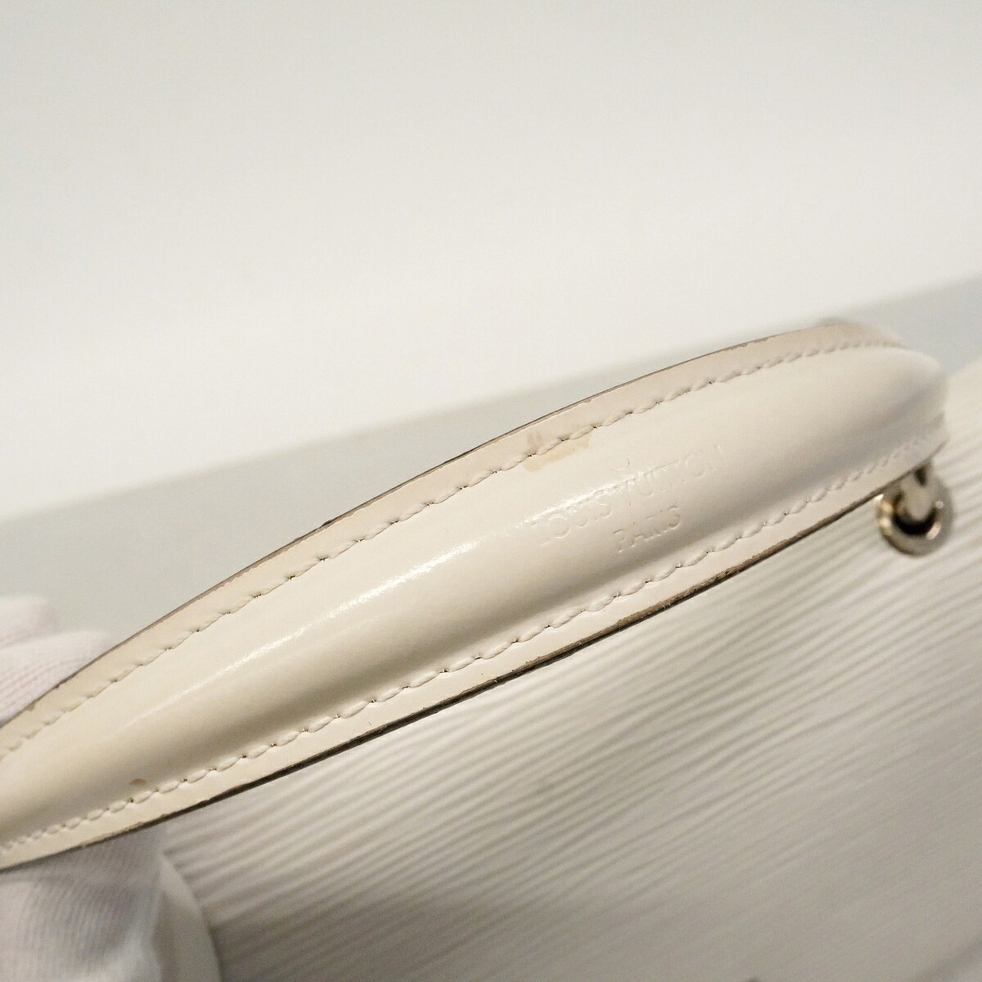 Louis Vuitton Blanc Handbag (Pre-Owned)