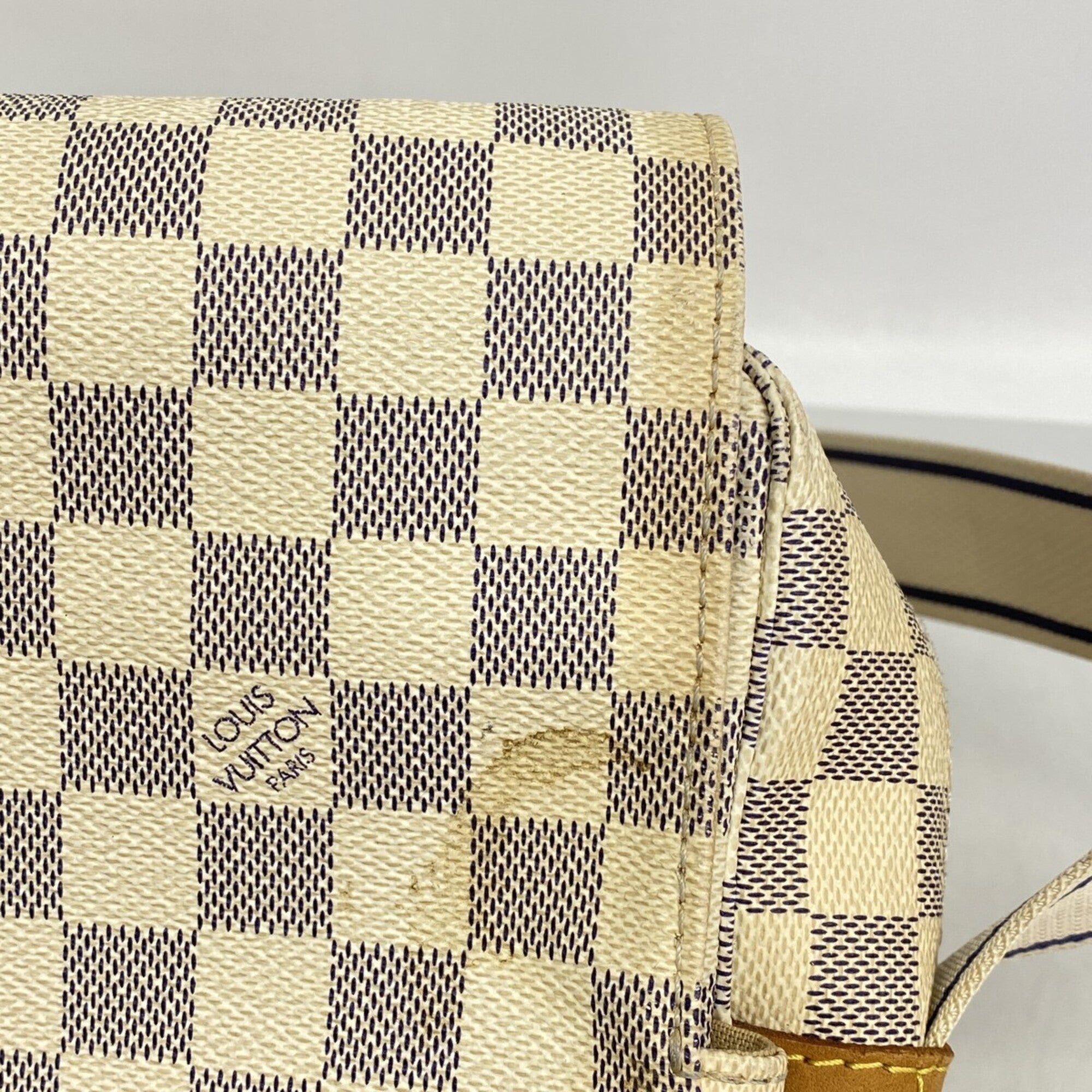 Louis Vuitton White Shoulder Bag (Pre-Owned)