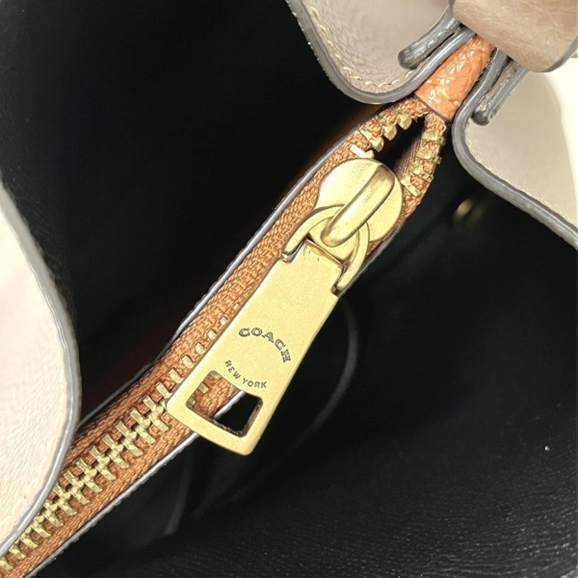 Coach Beige Leather Shoulder Bag (Pre-Owned)