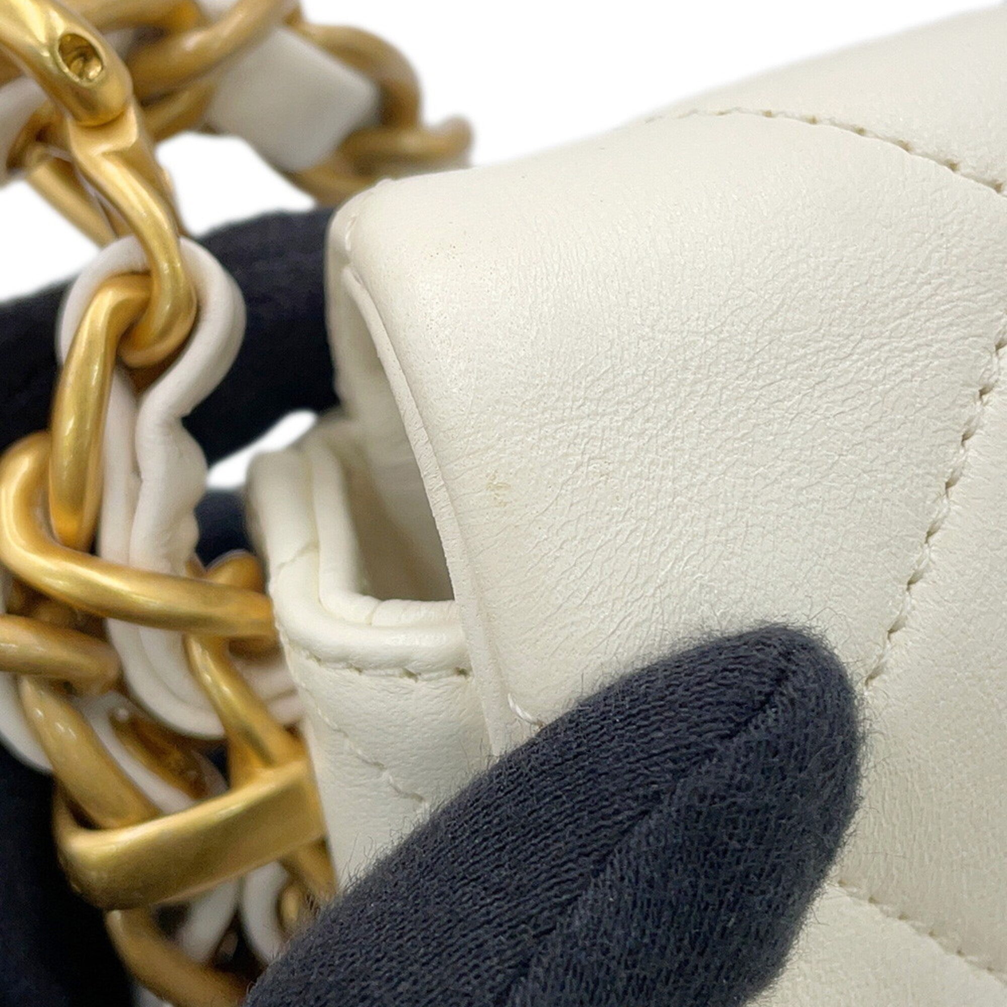 Chanel White Leather Shoulder Bag (Pre-Owned)