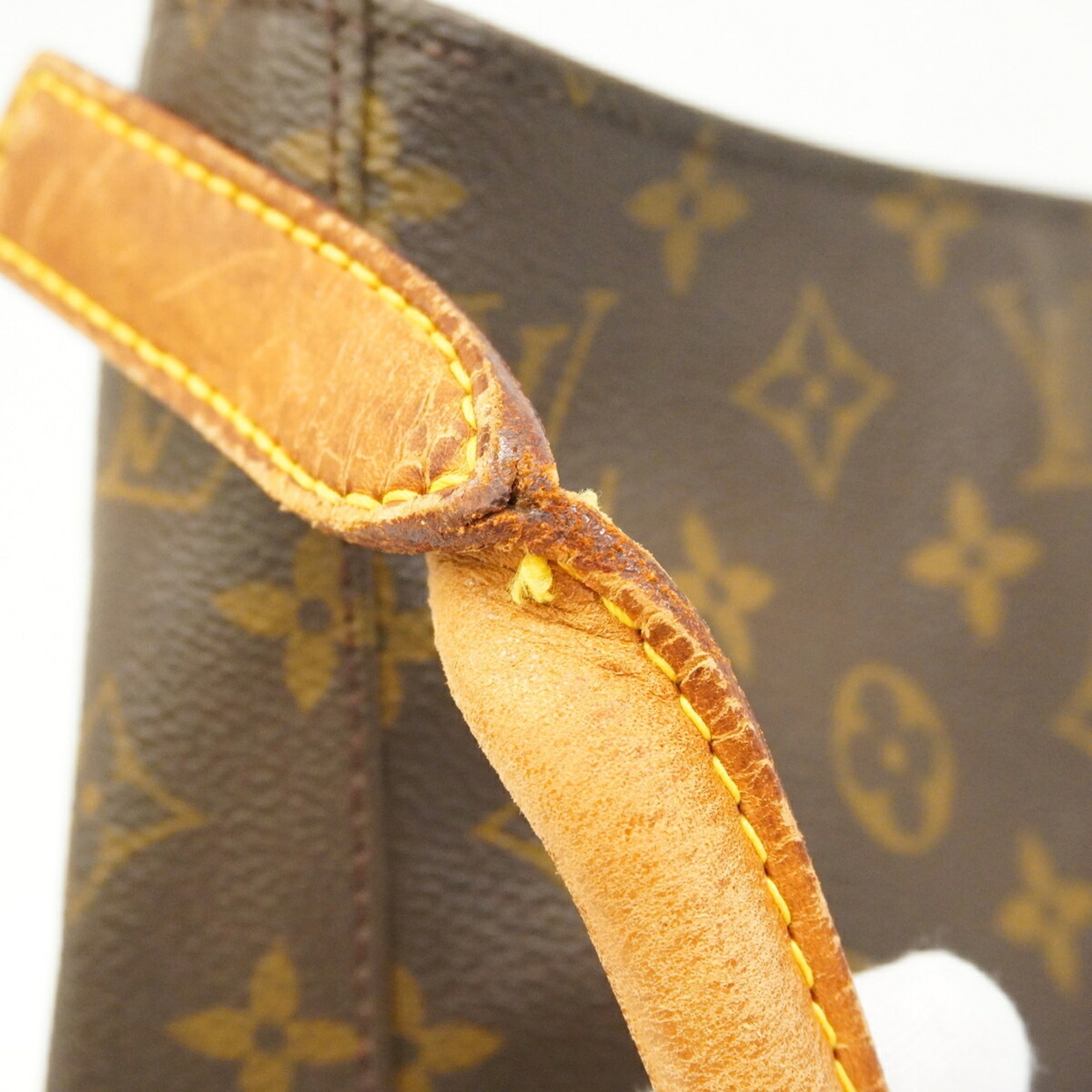 Louis Vuitton Brown Shoulder Bag (Pre-Owned)