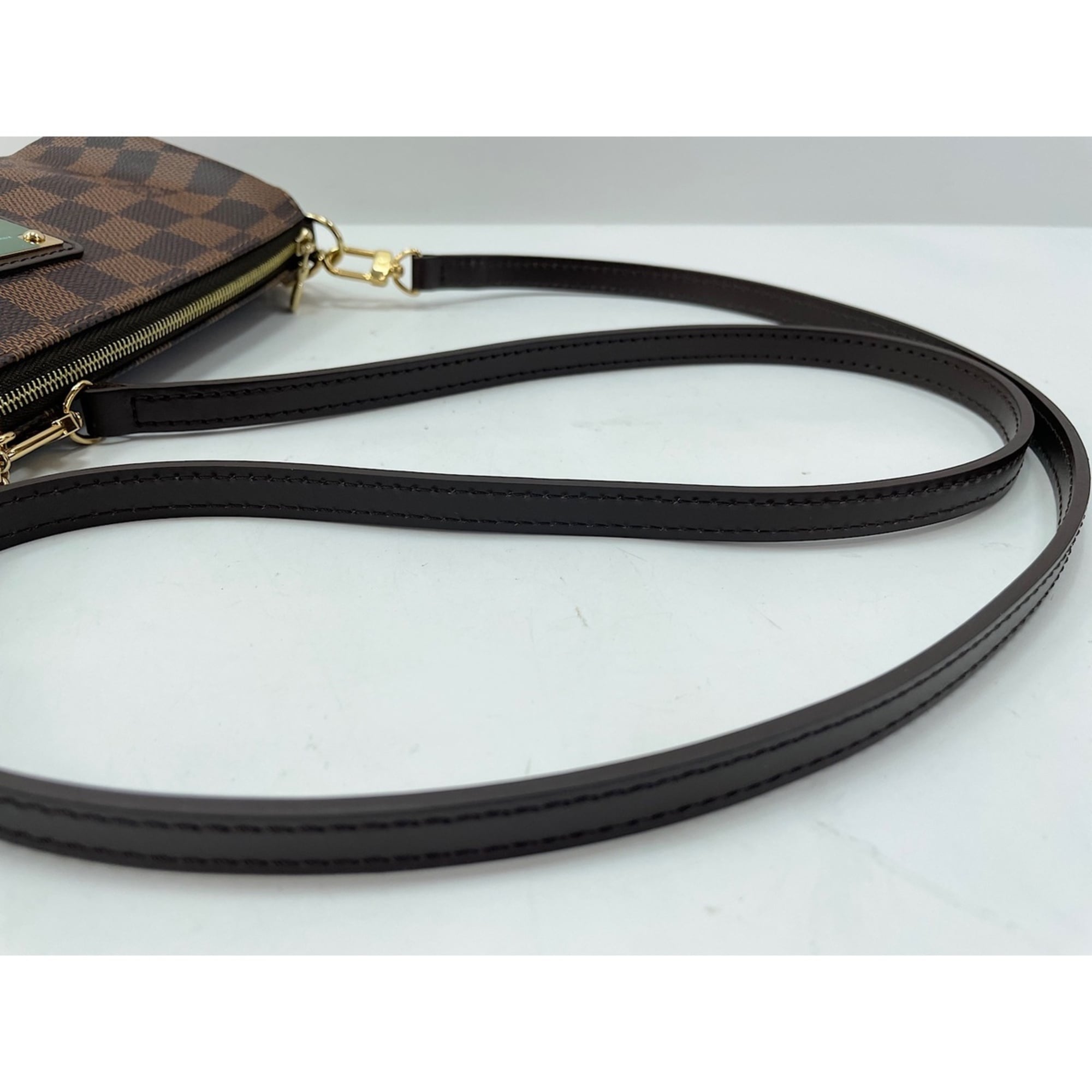 Louis Vuitton Brown Shoulder Bag (Pre-Owned)