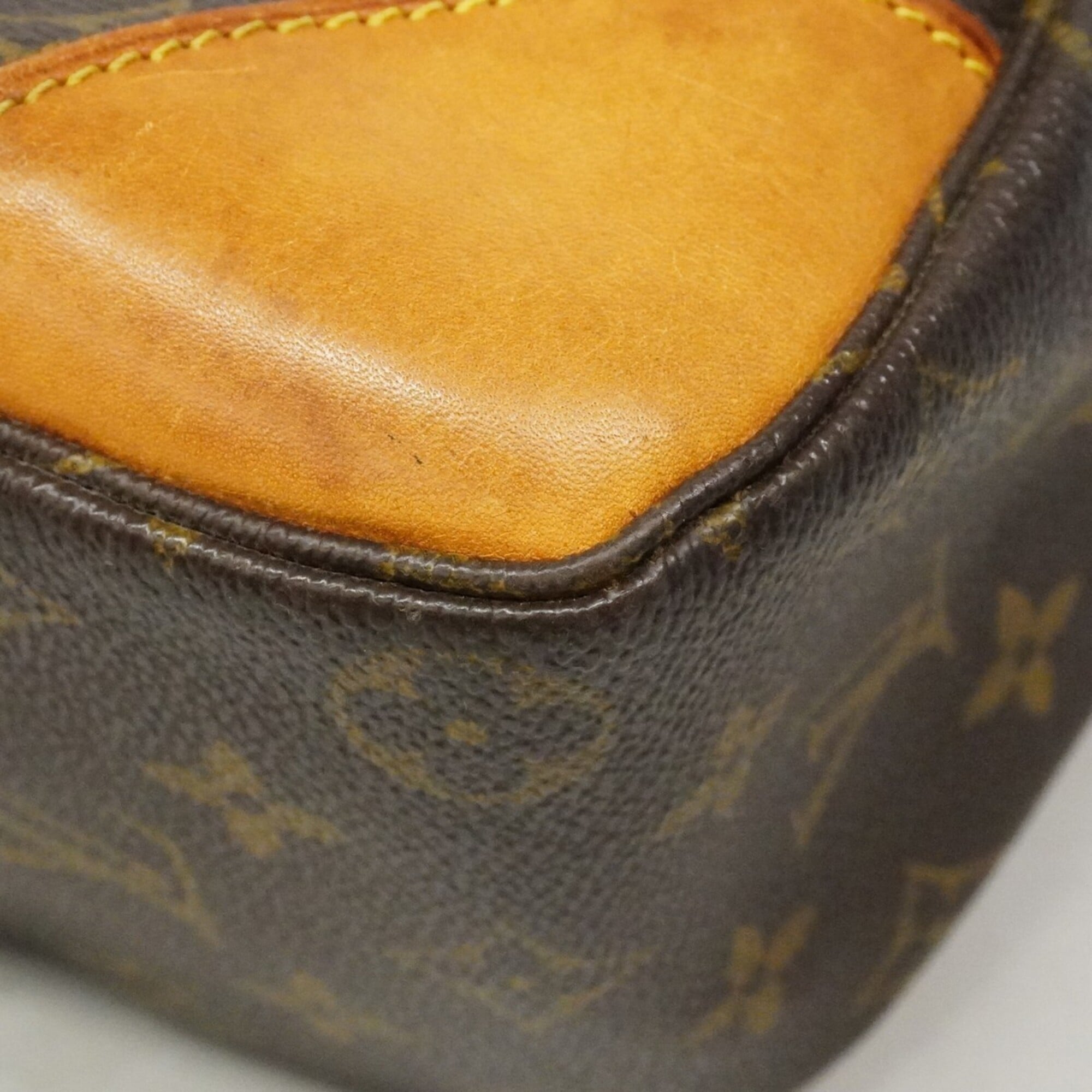 Louis Vuitton Brown Shoulder Bag (Pre-Owned)