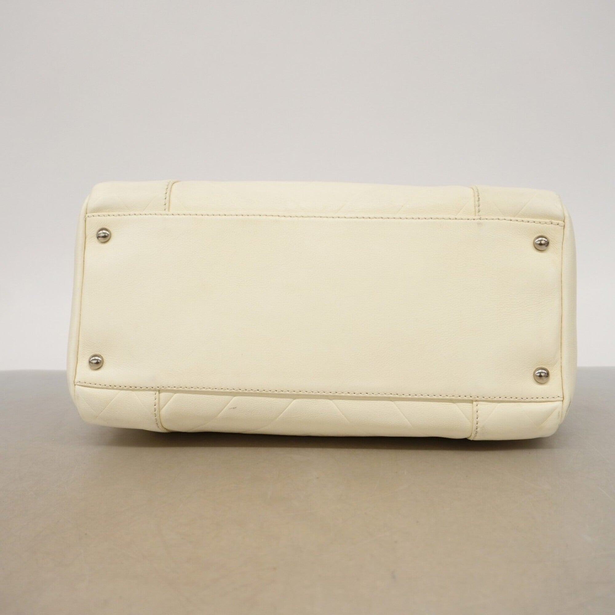 Chanel White Leather Handbag (Pre-Owned)