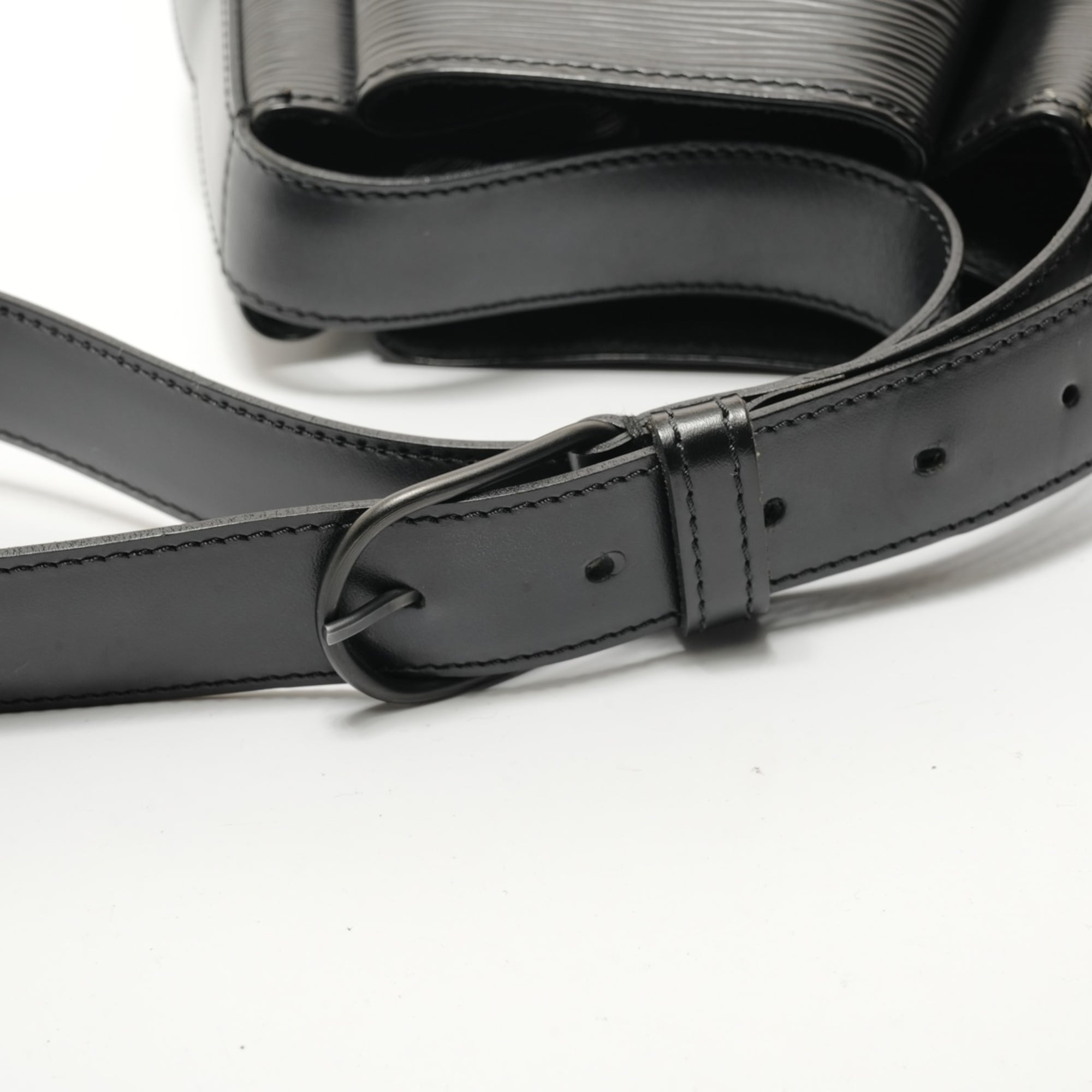 Louis Vuitton Epi Black Epi Leather Shoulder Bag (Pre-Owned)