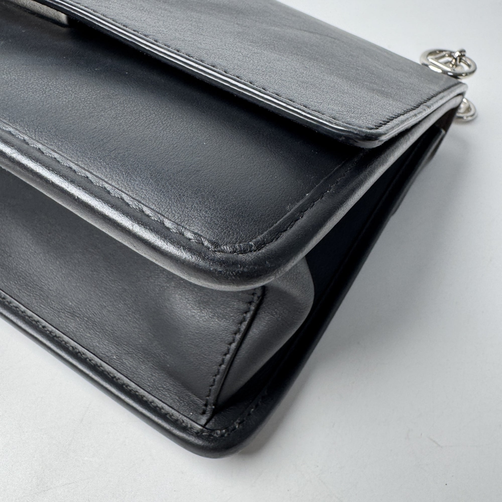 Fendi Black Leather Shoulder Bag (Pre-Owned)