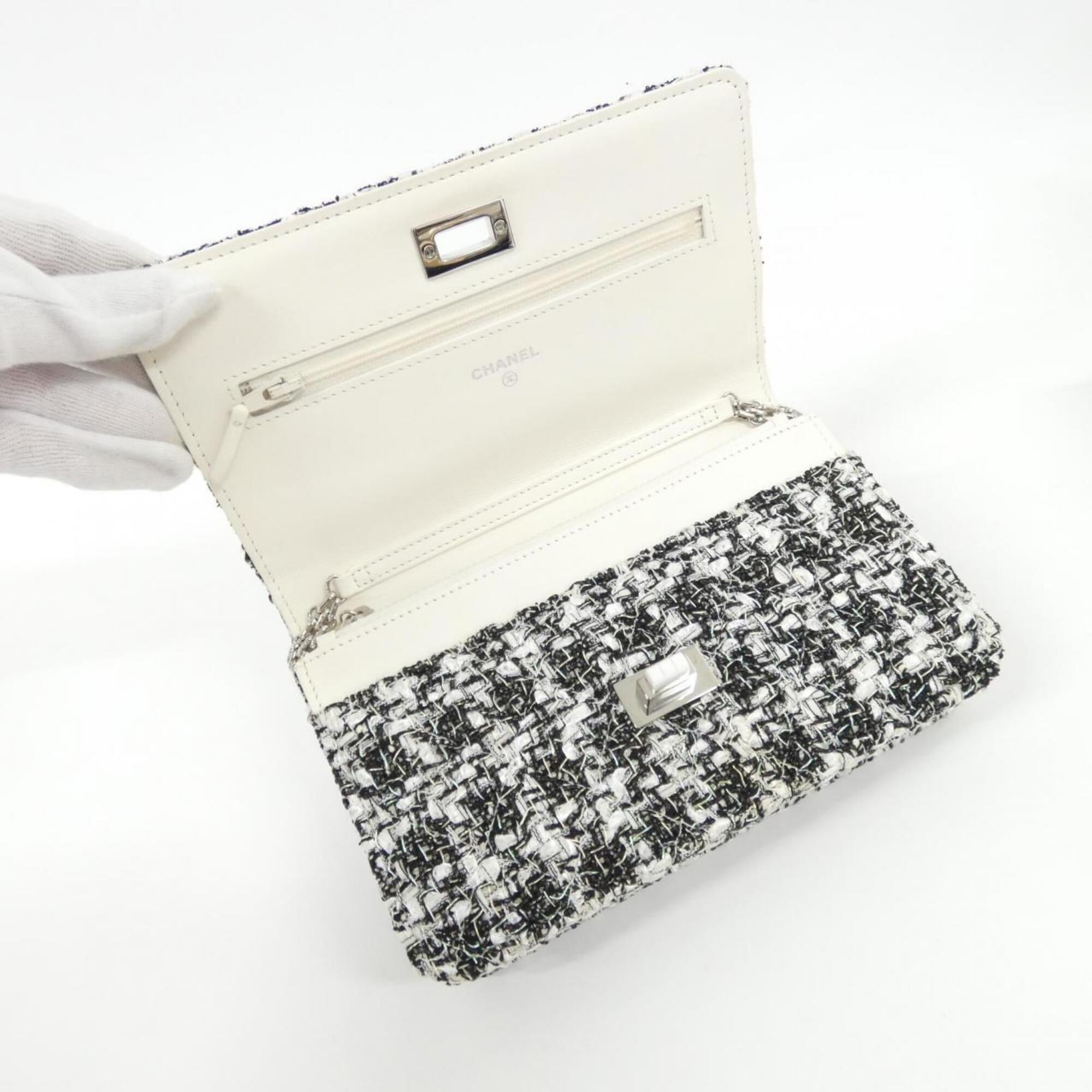 Chanel Navy White Tweed Chain/Shoulder Wallet (Pre-Owned)