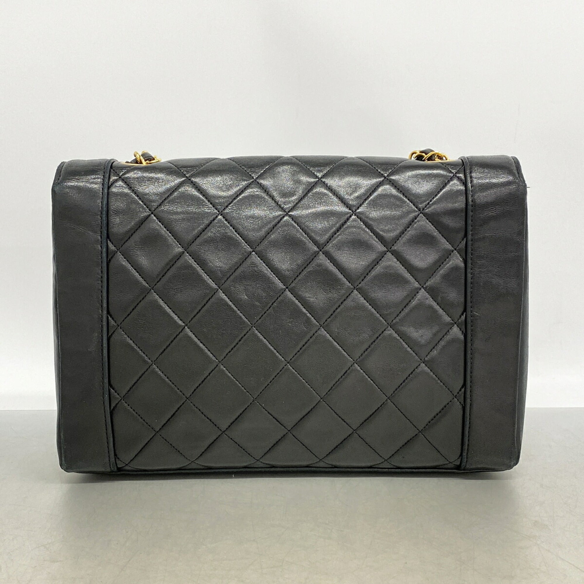 Chanel Black Leather Shoulder Bag (Pre-Owned)