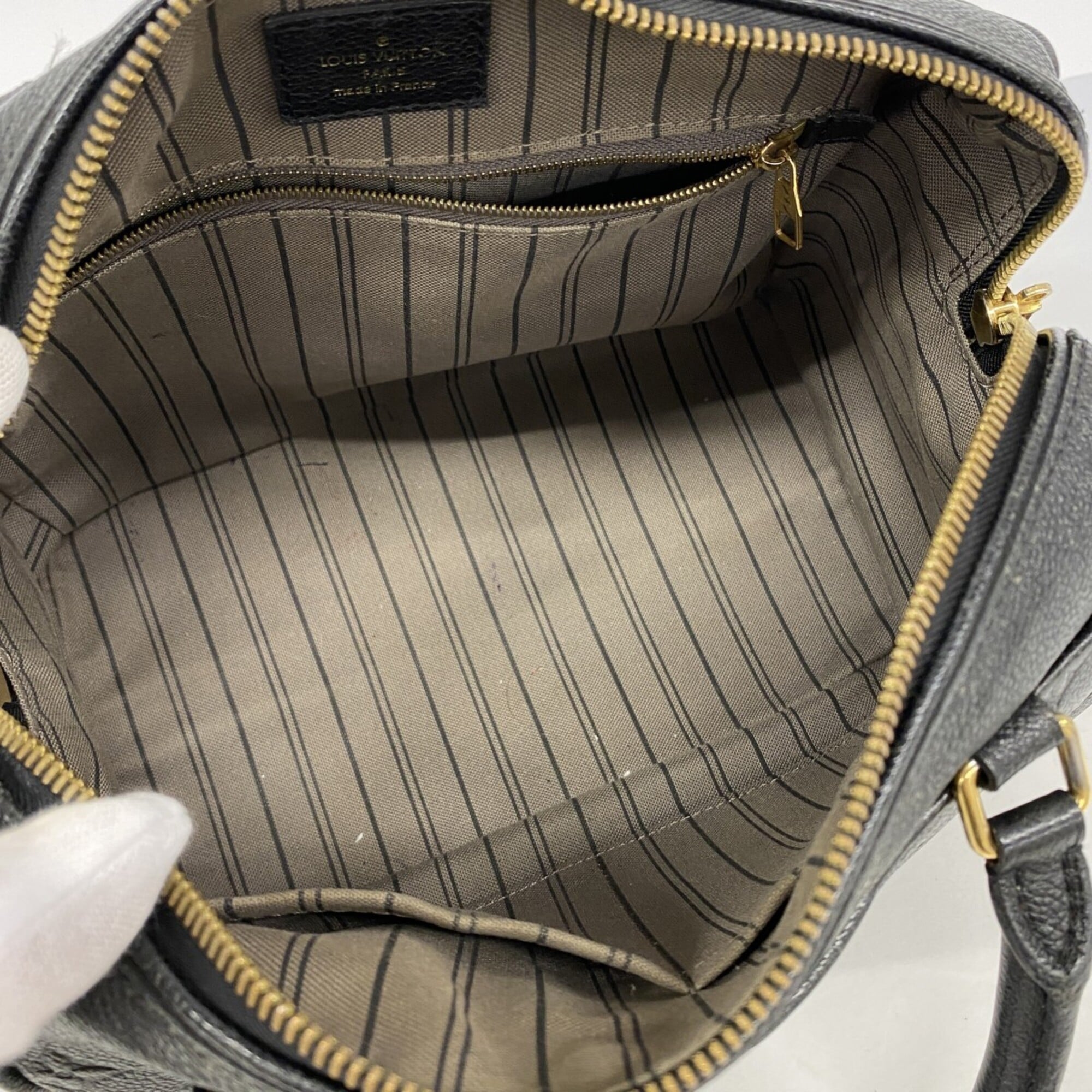Louis Vuitton Noir Handbag (Pre-Owned)