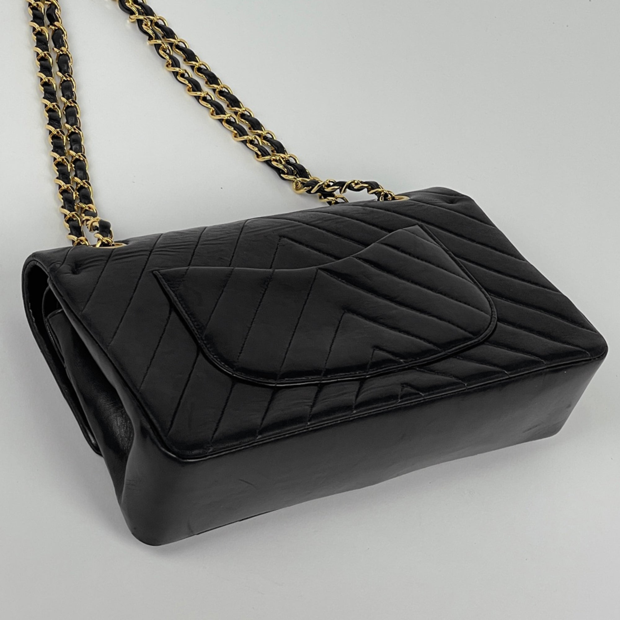 Chanel Black Leather Shoulder Bag (Pre-Owned)