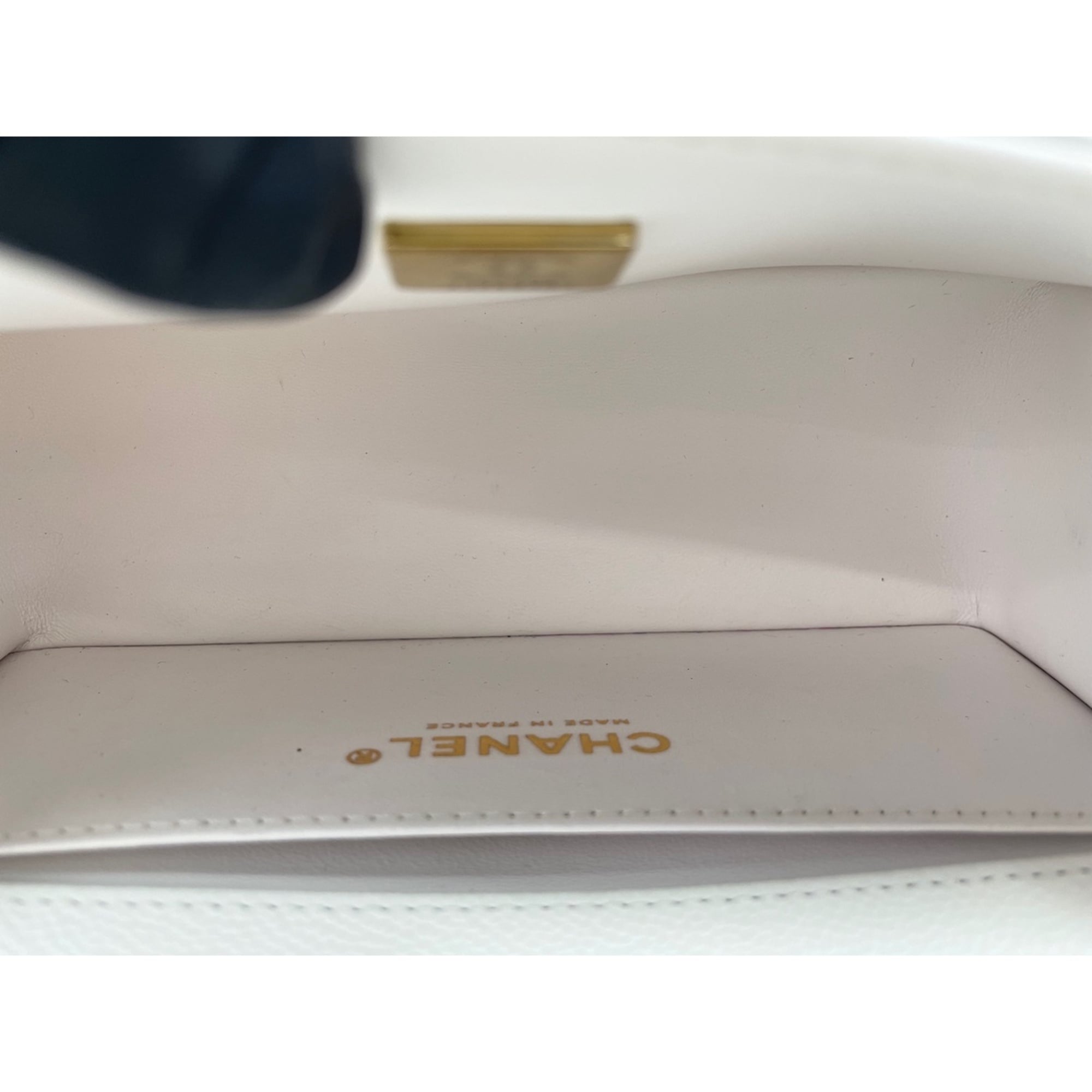 Chanel White Grained Calfskin Shoulder Bag (Pre-Owned)