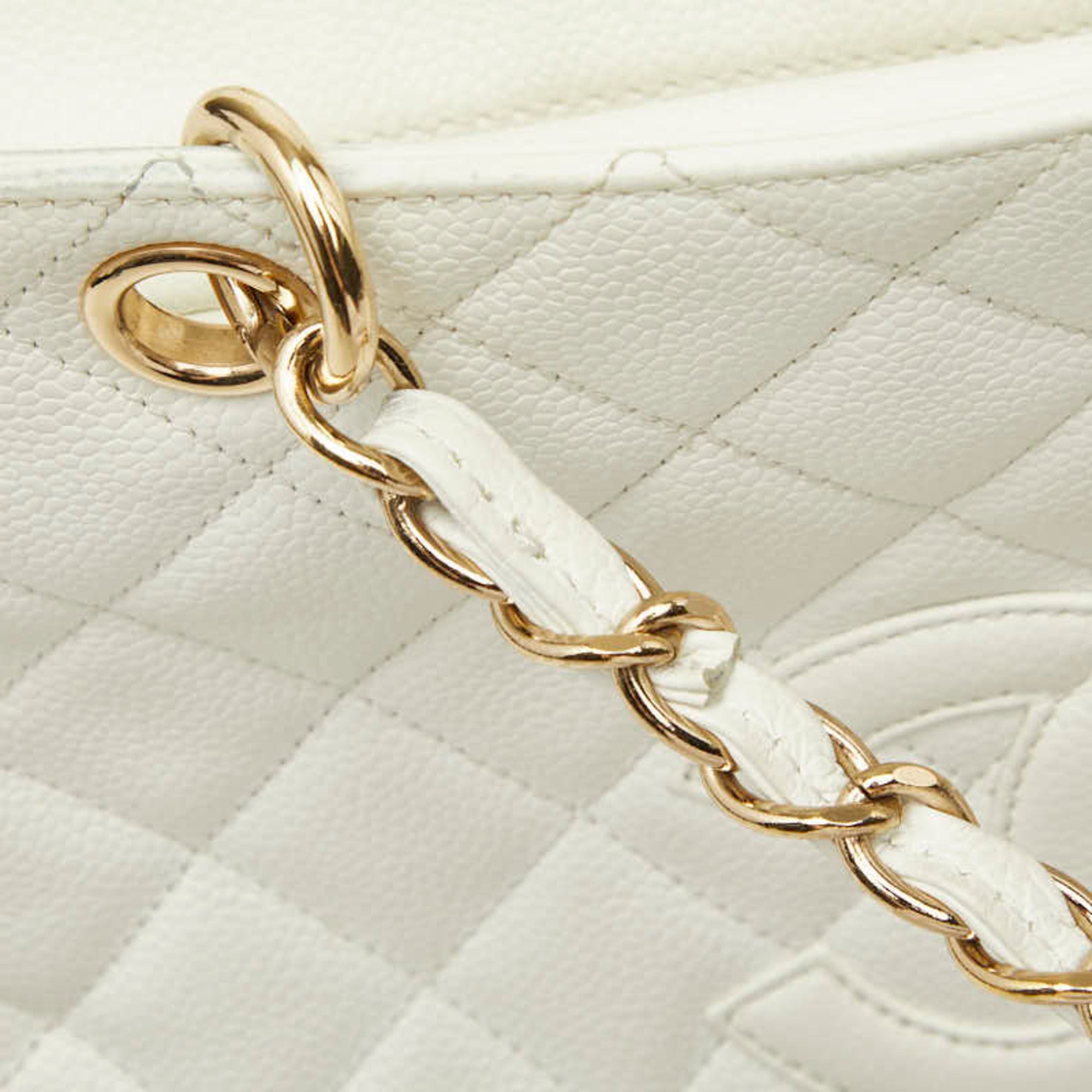 Chanel White Grained Calfskin Shoulder Bag (Pre-Owned)