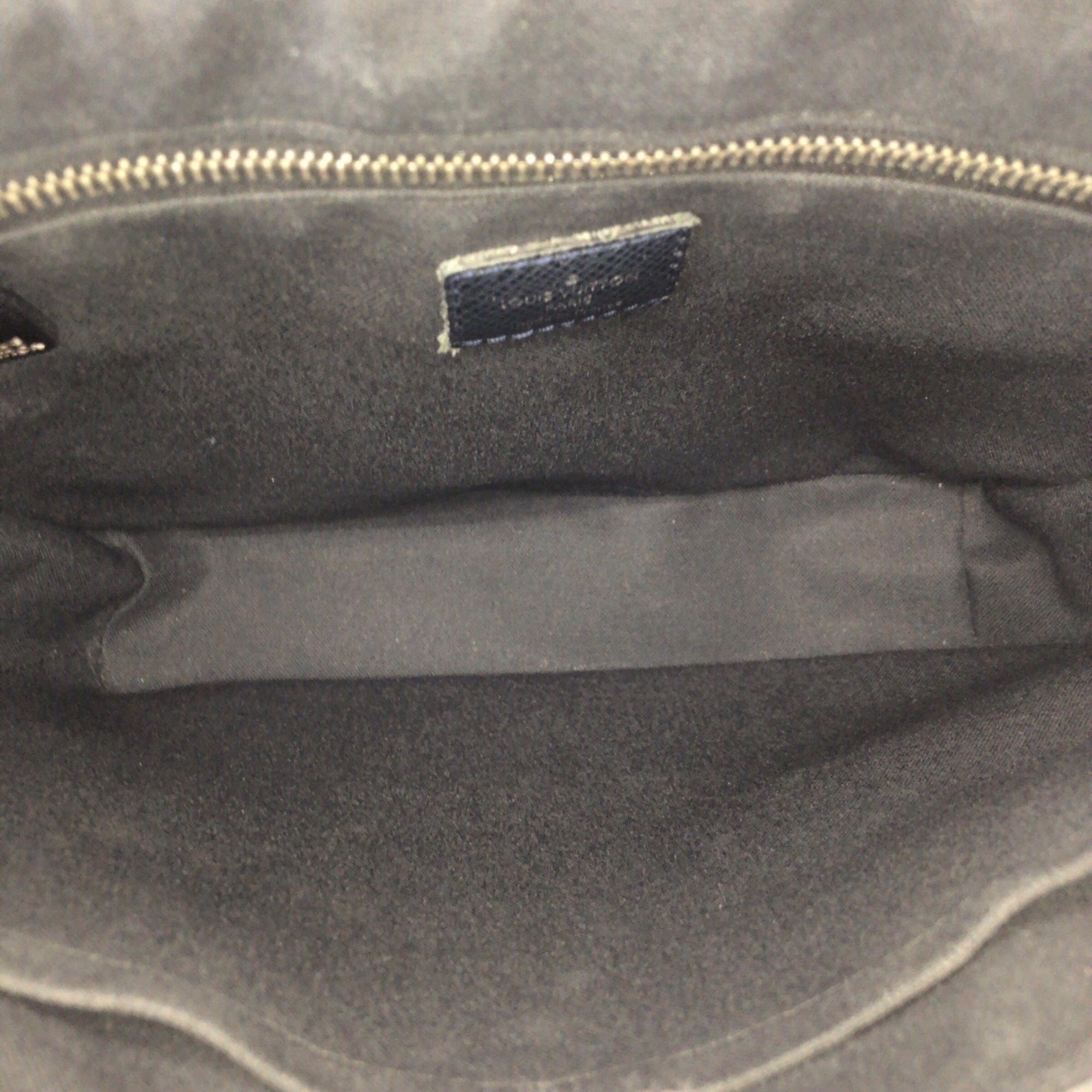 Louis Vuitton Navy Taiga Leather Messenger Bag Shoulder Bag (Pre-Owned)