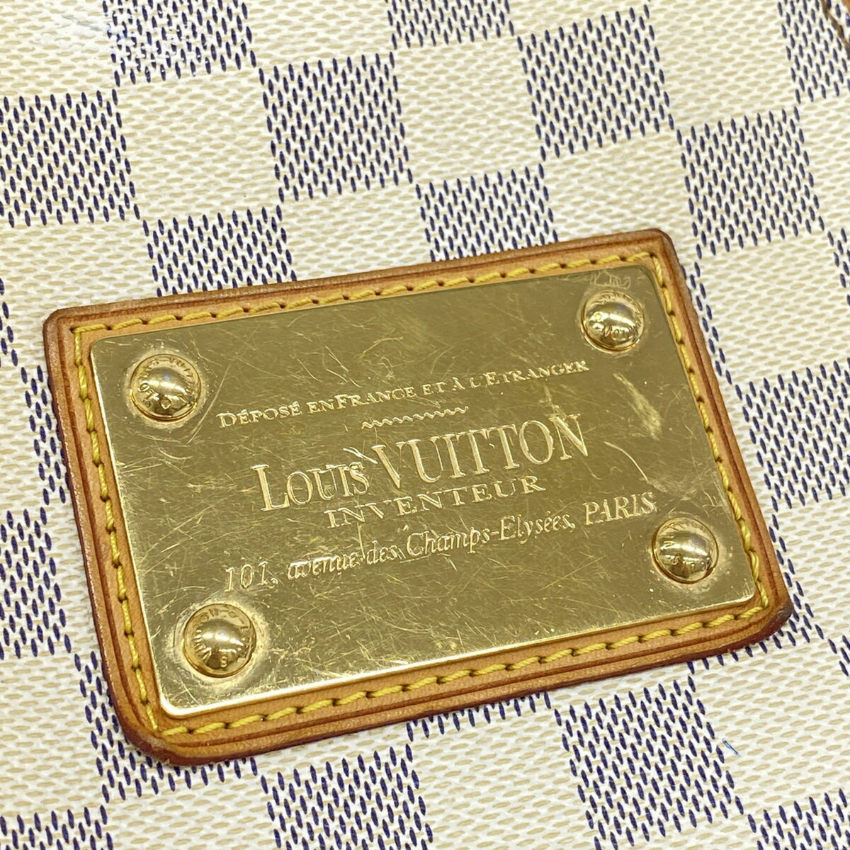 Louis Vuitton White Shoulder Bag (Pre-Owned)