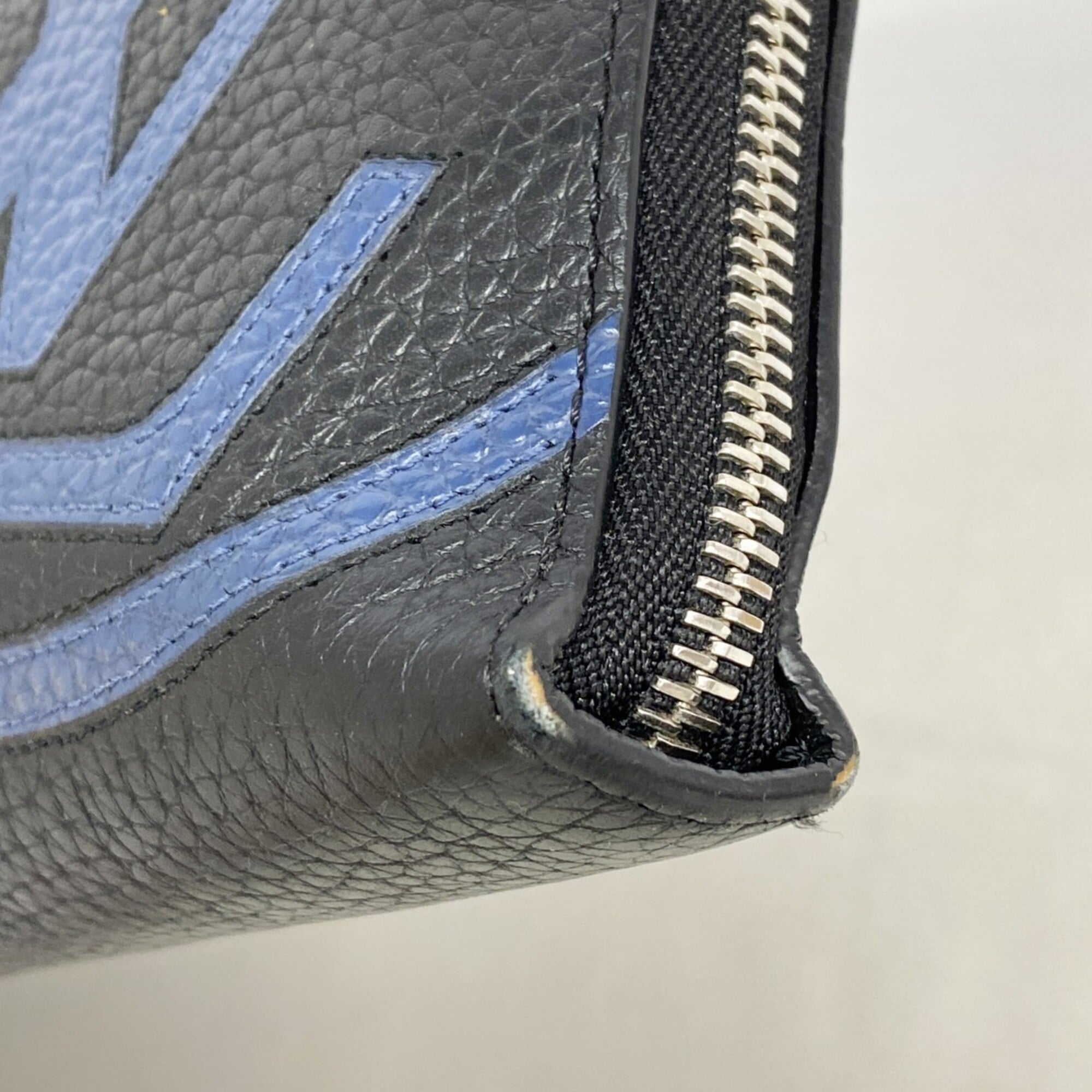 Louis Vuitton Noir Clutch Bag (Pre-Owned)
